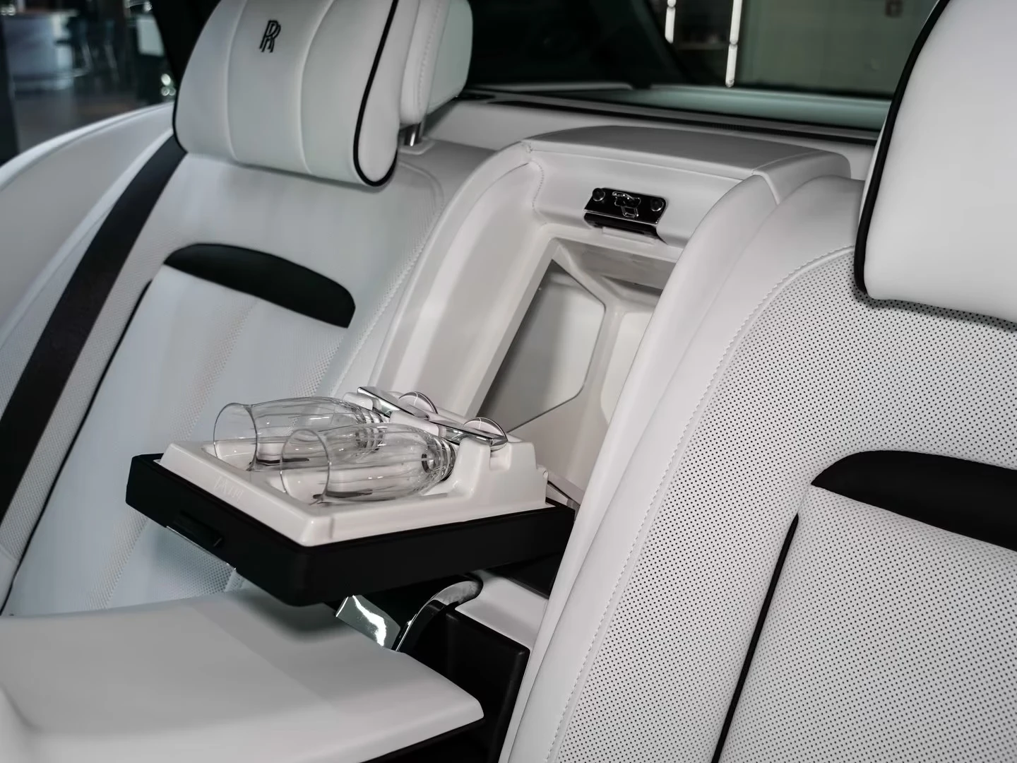 Rolls-Royce Cullinan V12 / BESPOKE / 360 / NIGHT / 4 SEATS / STARLIGHT, снимка 17 - Автомобили и джипове - 54960636