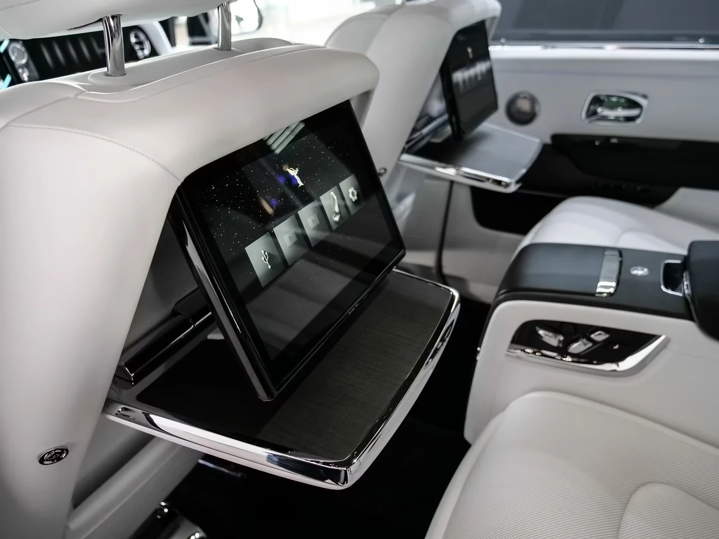Rolls-Royce Cullinan V12 / BESPOKE / 360 / NIGHT / 4 SEATS / STARLIGHT, снимка 16 - Автомобили и джипове - 54960636