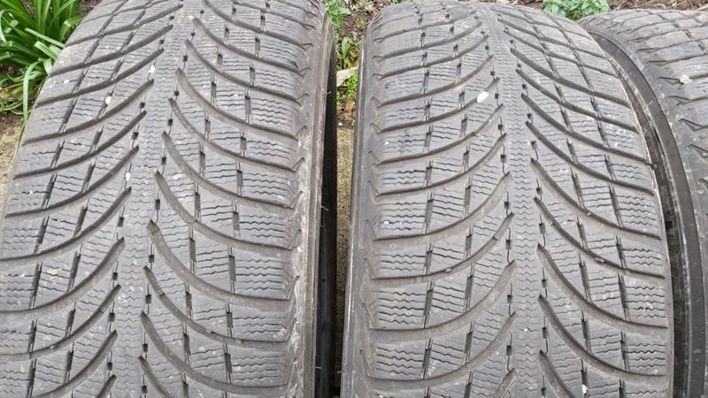 Гуми Зимни 235/60R18, снимка 1 - Гуми и джанти - 27927228