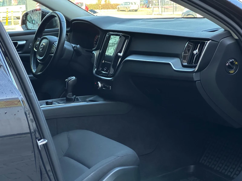 Volvo V60 LED* История във Volvo* CarPlay* Безупречно състоя, снимка 6 - Автомобили и джипове - 52551107