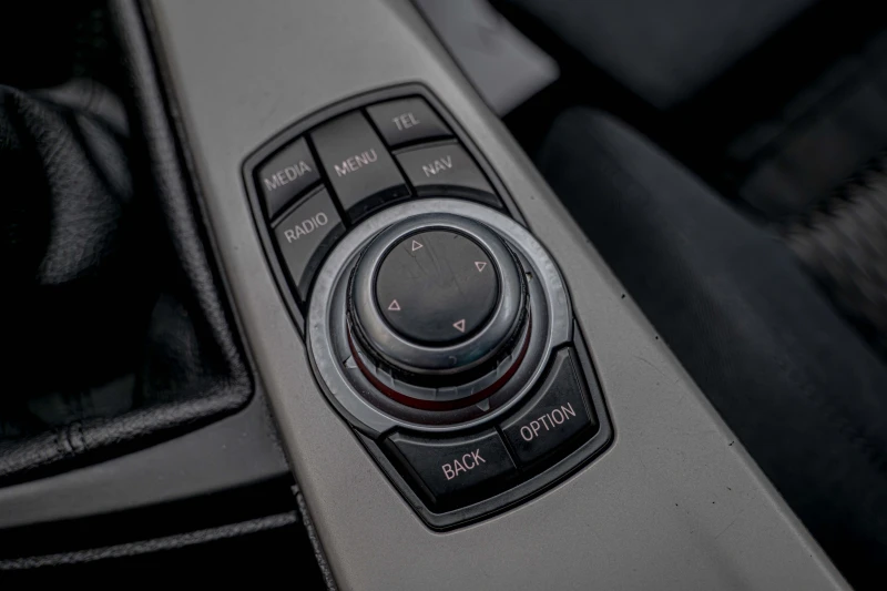 BMW 320 d/PDC/Xenon/Navi/M-Perf/Cruise Control, снимка 10 - Автомобили и джипове - 52798302