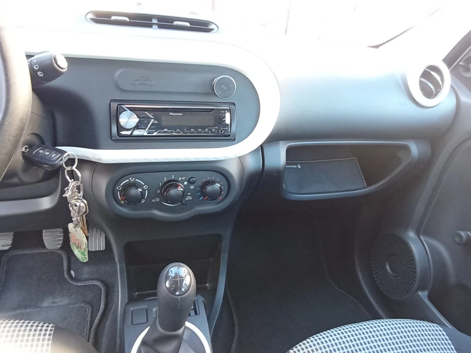 Renault Twingo 1.0 SCe 70 Life 2017 * 5 врати* 44000км - изображение 3