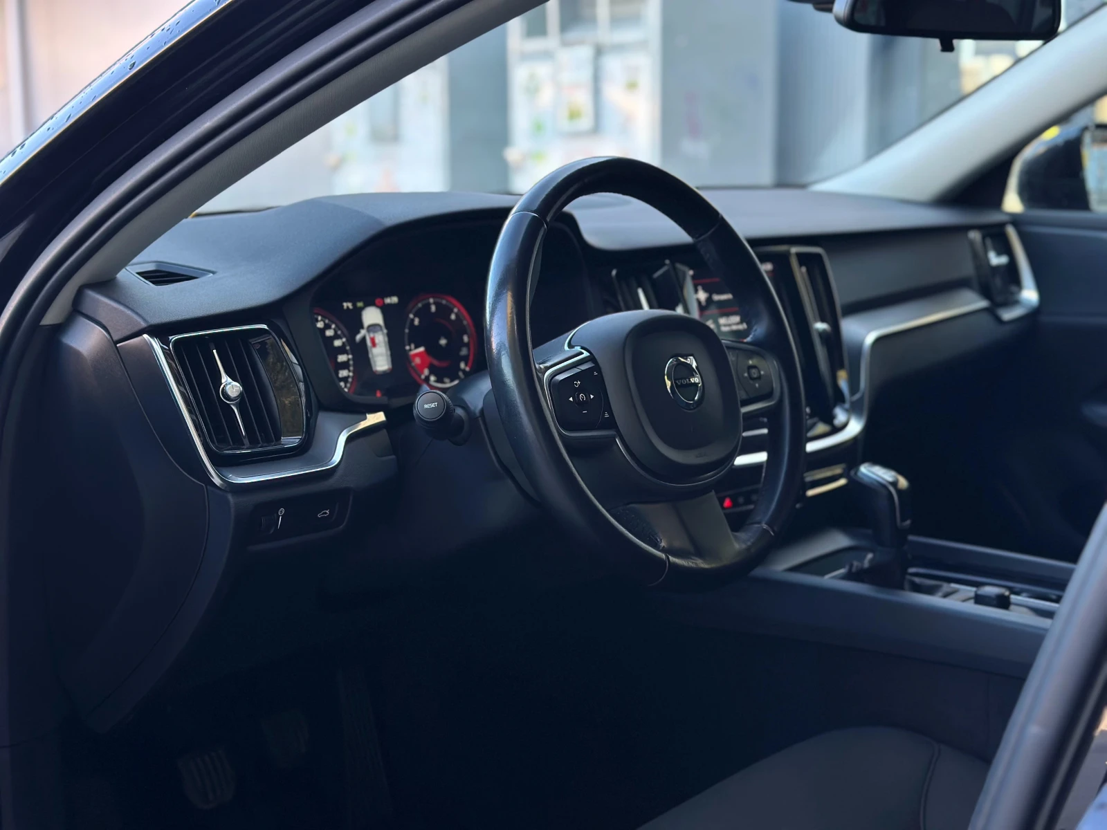 Volvo V60 LED*   Volvo* CarPlay*   | Mobile.bg   5