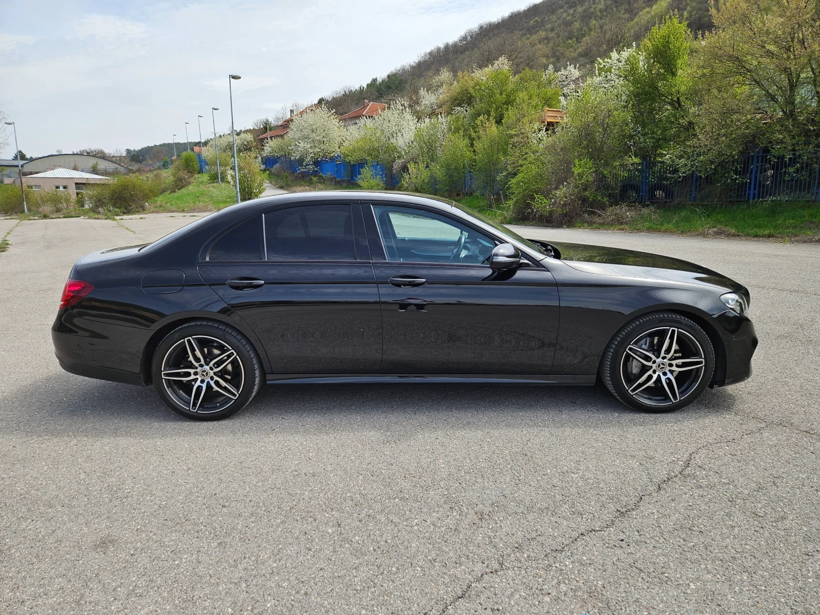 Mercedes-Benz E 220 AMG Night 4Matic Digital HeadUp FULL, снимка 6 - Автомобили и джипове - 54268164