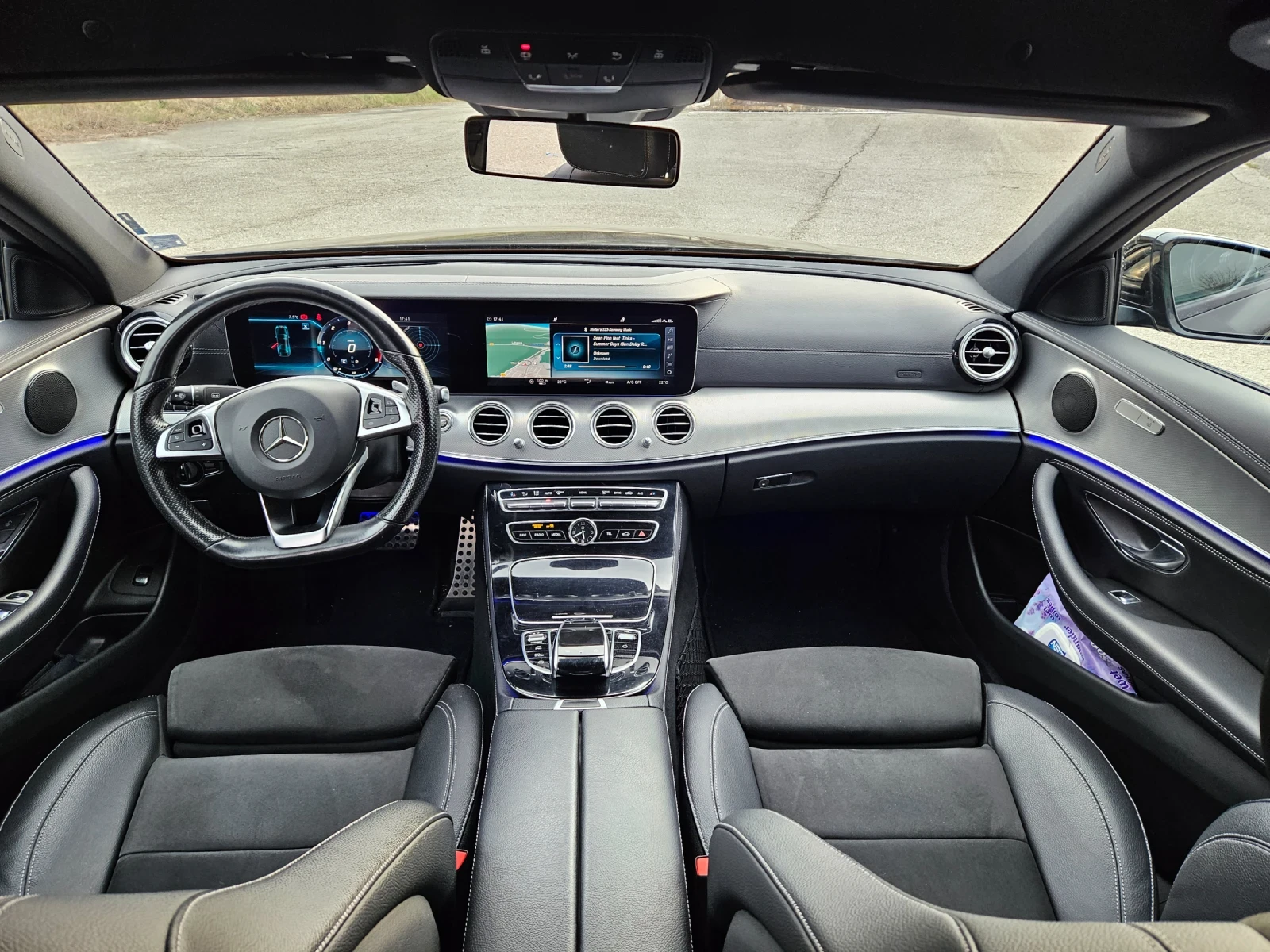 Mercedes-Benz E 220 AMG Night 4Matic Digital HeadUp FULL, снимка 9 - Автомобили и джипове - 54268164