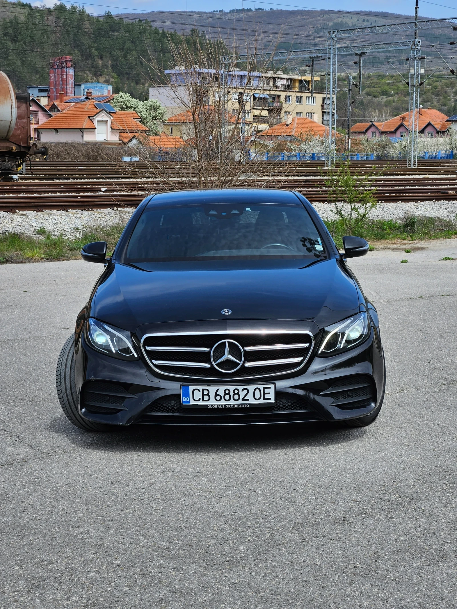 Mercedes-Benz E 220 AMG Night 4Matic Digital HeadUp FULL, снимка 2 - Автомобили и джипове - 54268164