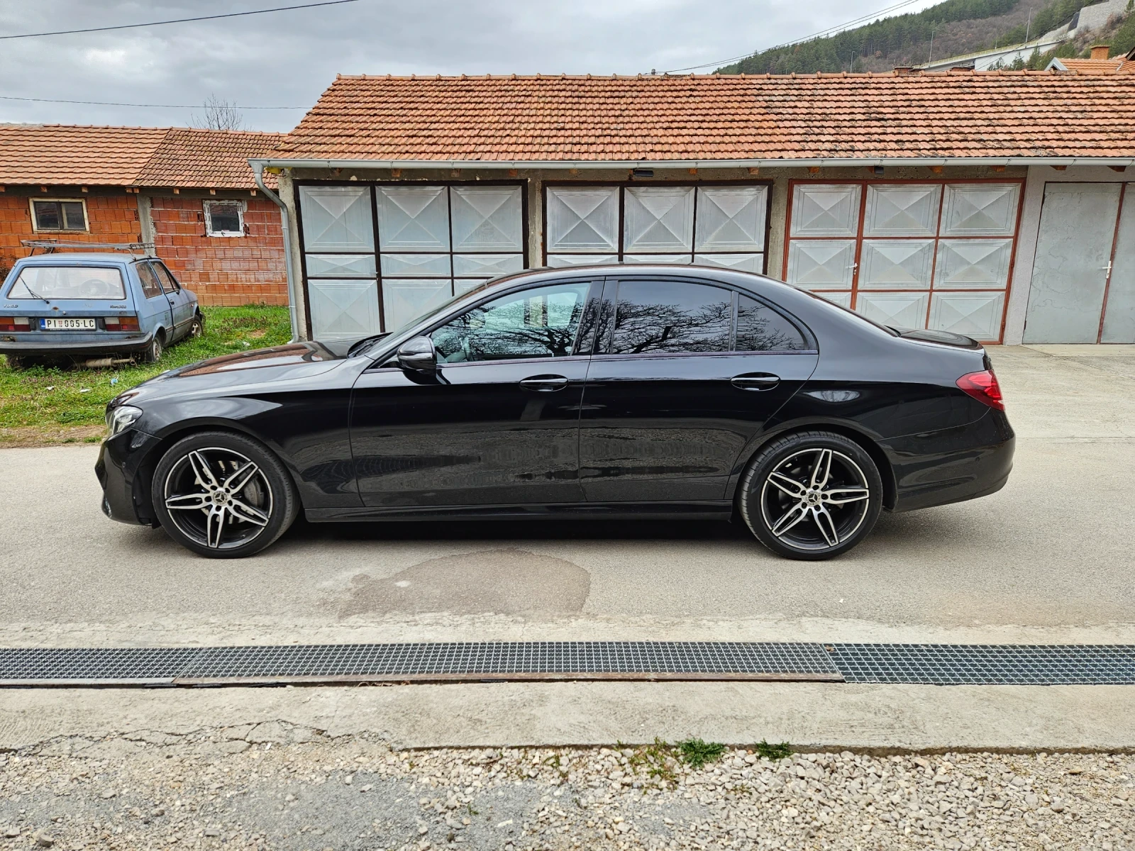 Mercedes-Benz E 220 AMG Night 4Matic Digital HeadUp FULL, снимка 7 - Автомобили и джипове - 54268164