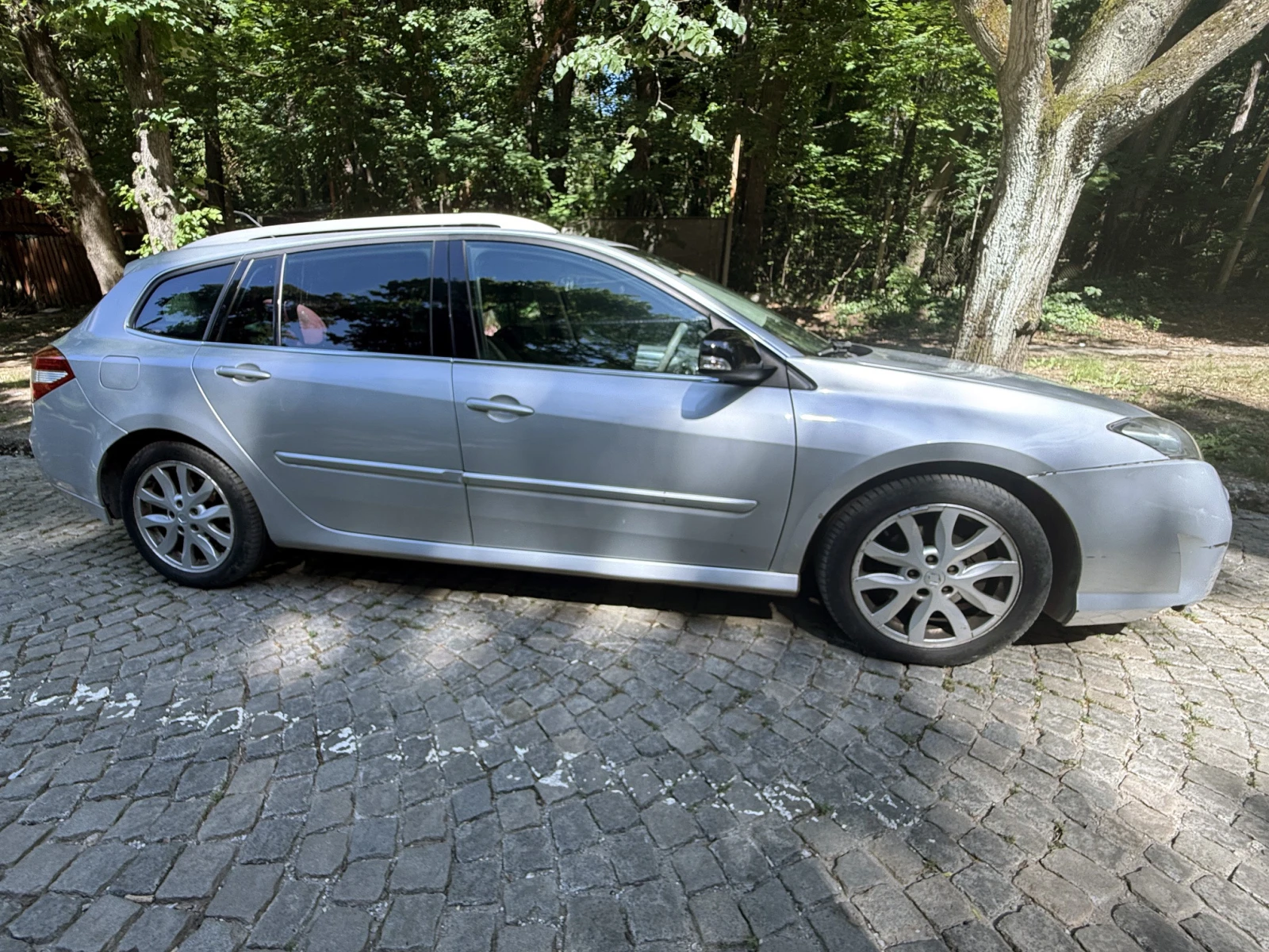 Renault Laguna Sport Tourer 2.0 dCi 150 к.с. Автомат, снимка 10 - Автомобили и джипове - 55077364