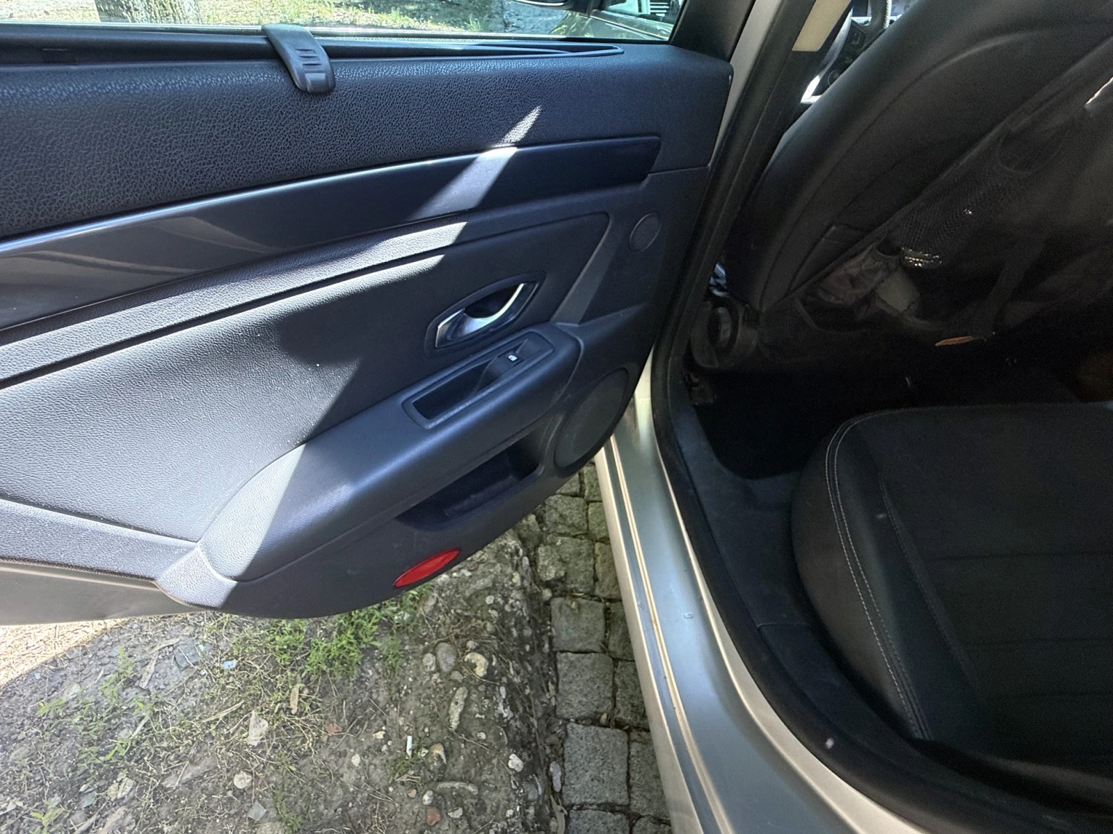 Renault Laguna Sport Tourer 2.0 dCi 150 к.с. Автомат, снимка 15 - Автомобили и джипове - 55077364