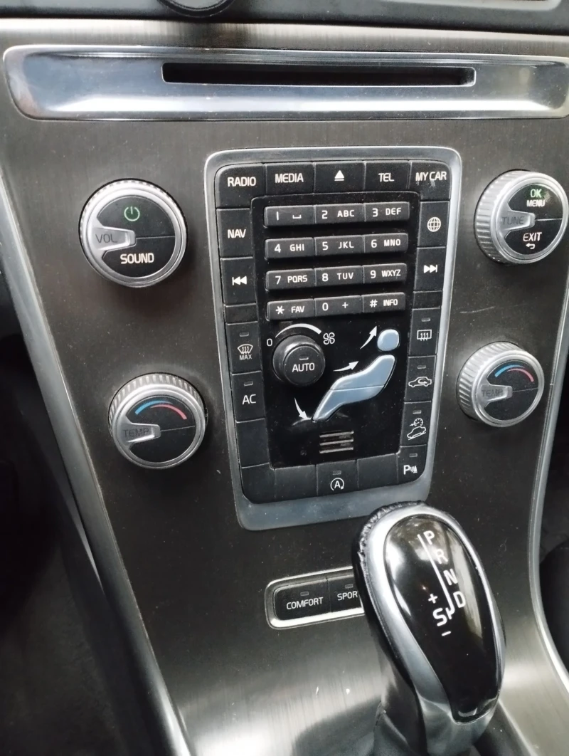 Volvo XC60 2, 4D 4x4, снимка 11 - Автомобили и джипове - 52407772