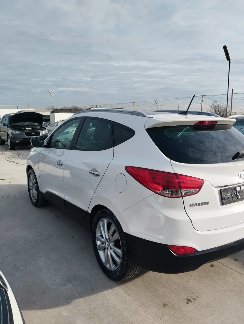 Hyundai IX35 4x4 АВТОМАТИК KEYLESS NAVI КАМЕРА ПОДГРЕВ, снимка 2 - Автомобили и джипове - 52722853