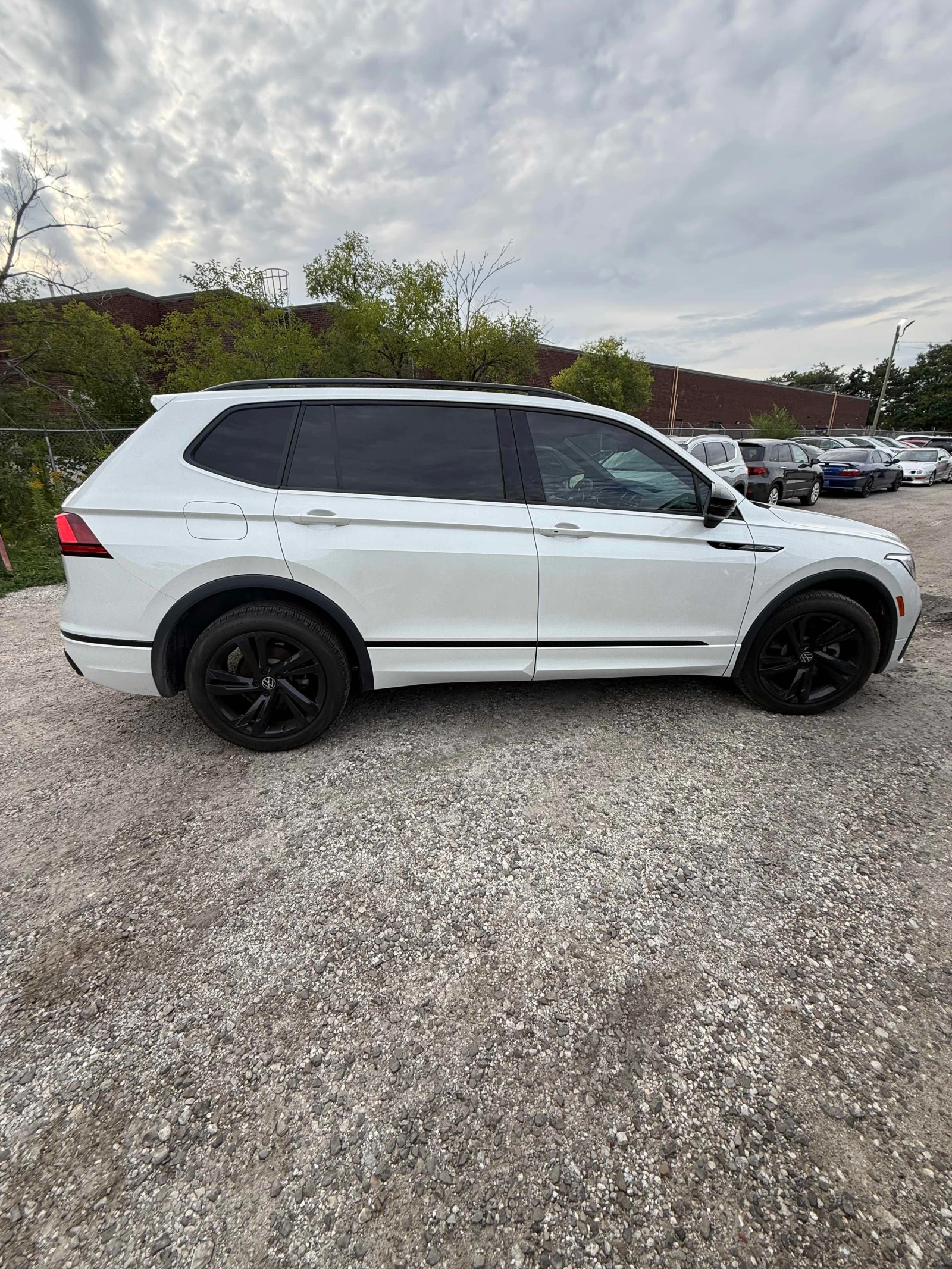 VW Tiguan * Comfortline R Line Black Edition * CARFAX * , снимка 3 - Автомобили и джипове - 56072603