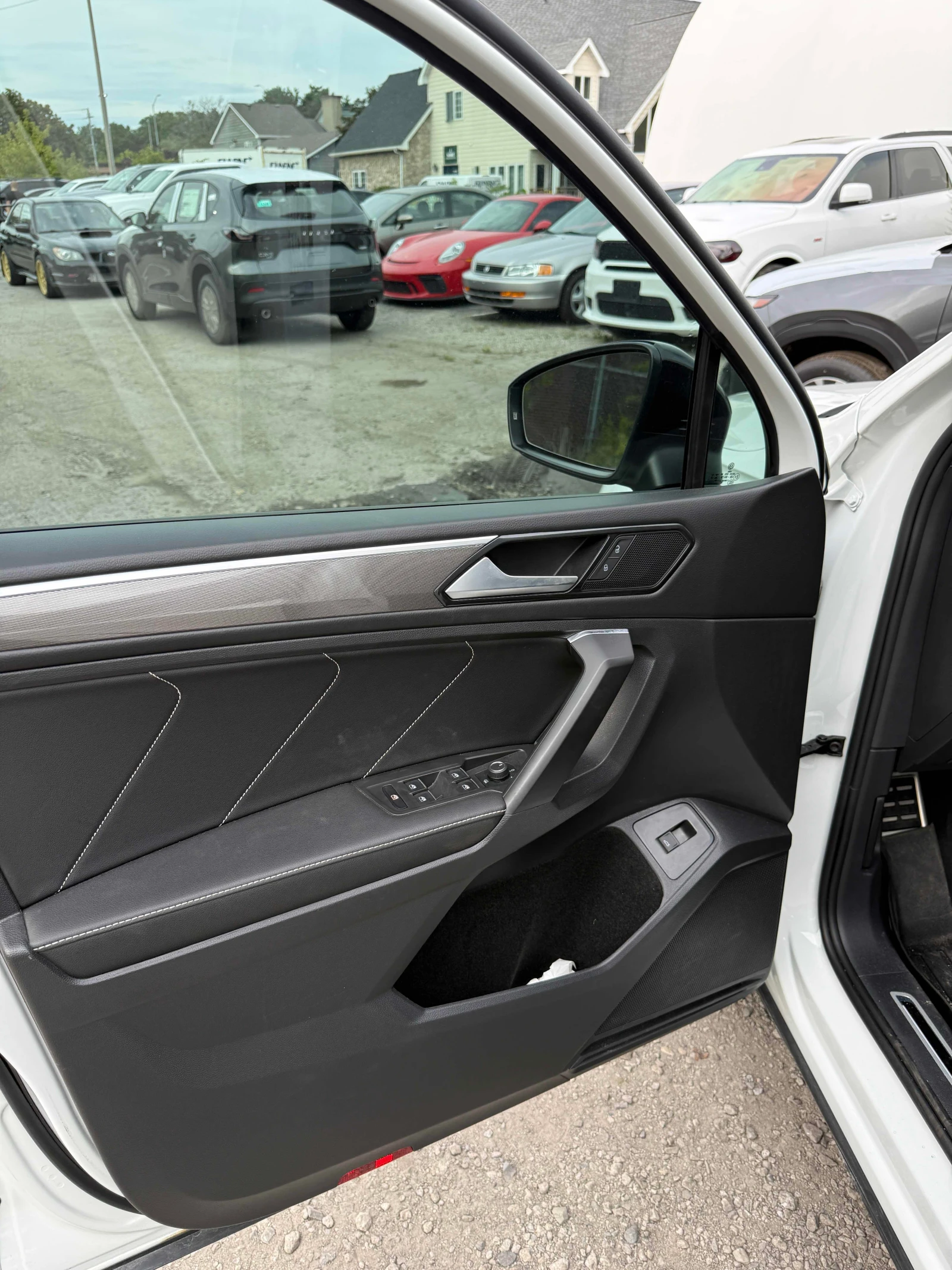 VW Tiguan * Comfortline R Line Black Edition * CARFAX * , снимка 10 - Автомобили и джипове - 56072603