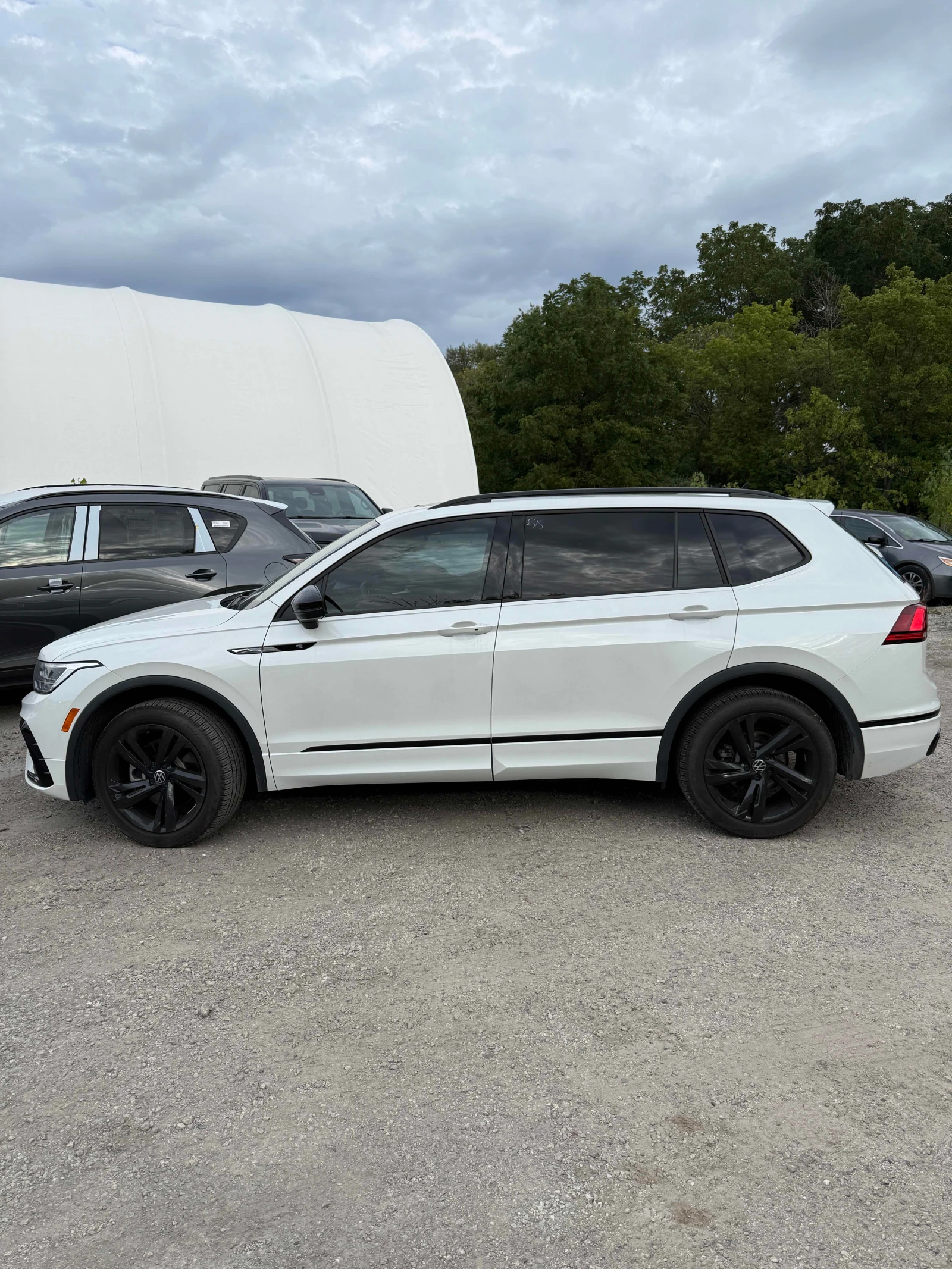 VW Tiguan * Comfortline R Line Black Edition * CARFAX * , снимка 2 - Автомобили и джипове - 56072603