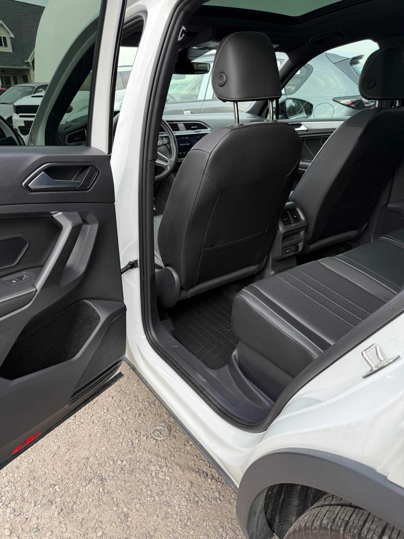 VW Tiguan * Comfortline R Line Black Edition * CARFAX * , снимка 11 - Автомобили и джипове - 56072603