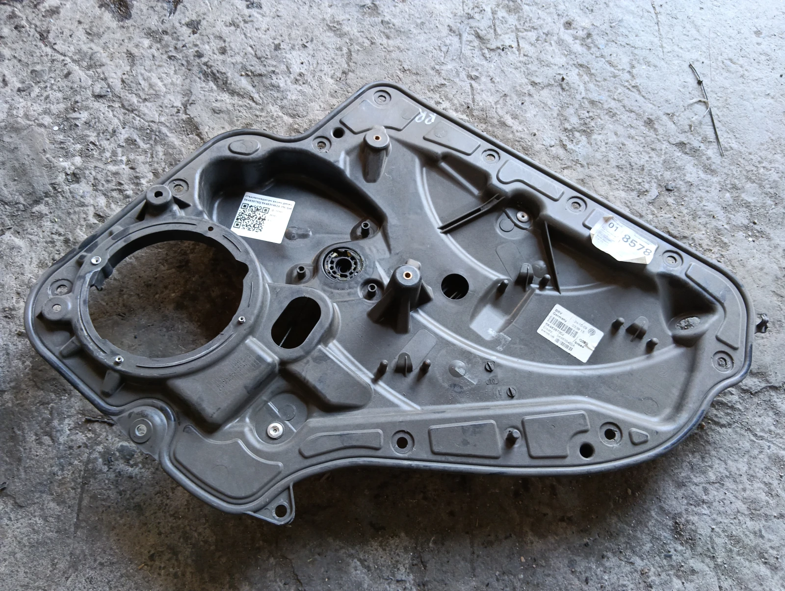 стъклоповдигач заден десен 5K4839730J 5K4839462A VW Golf