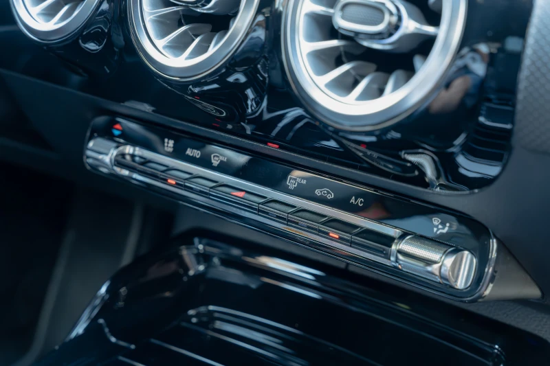 Mercedes-Benz CLA 350 AMG 35AMG/4X4/306HP/CAM/DIGI/AMBI/KLESS/LED/DISTRONIC, снимка 12 - Автомобили и джипове - 51430826