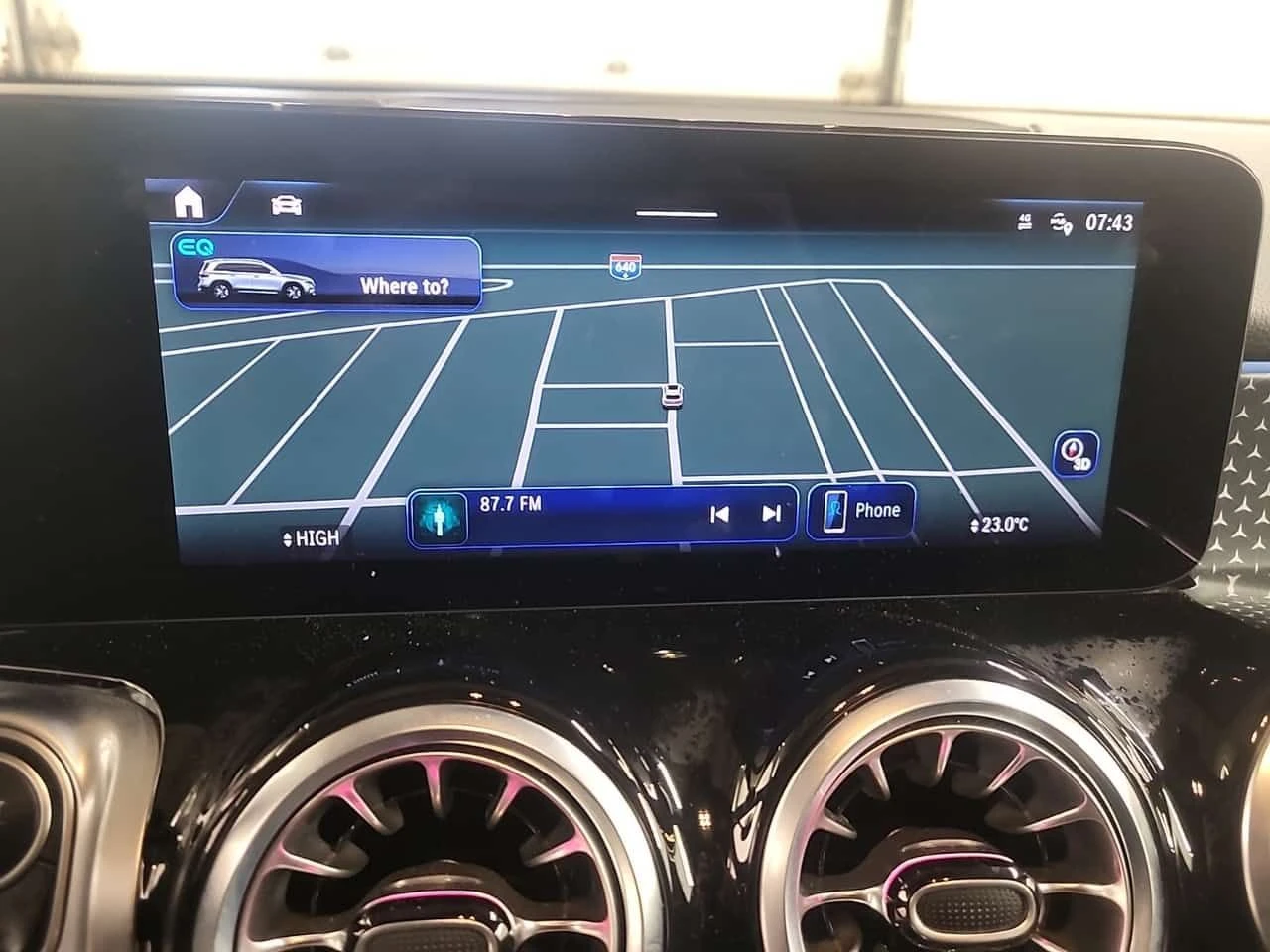 Mercedes-Benz EQB 250+ | AMBIENT| PANO| ПАМЕТ| 2 КЛЮЧА| , снимка 12 - Автомобили и джипове - 54226158