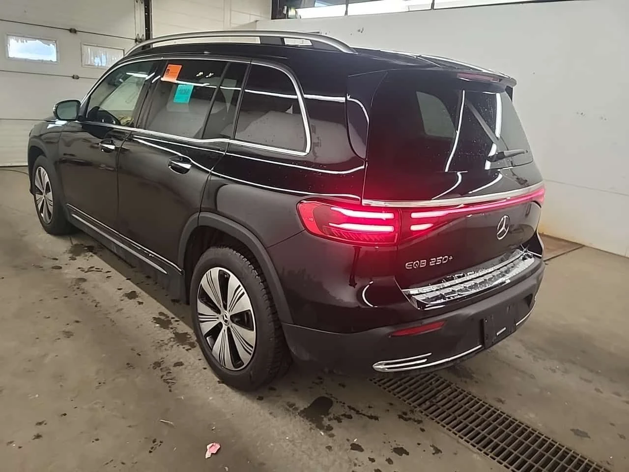 Mercedes-Benz EQB 250+ | AMBIENT| PANO| ПАМЕТ| 2 КЛЮЧА| , снимка 4 - Автомобили и джипове - 54226158