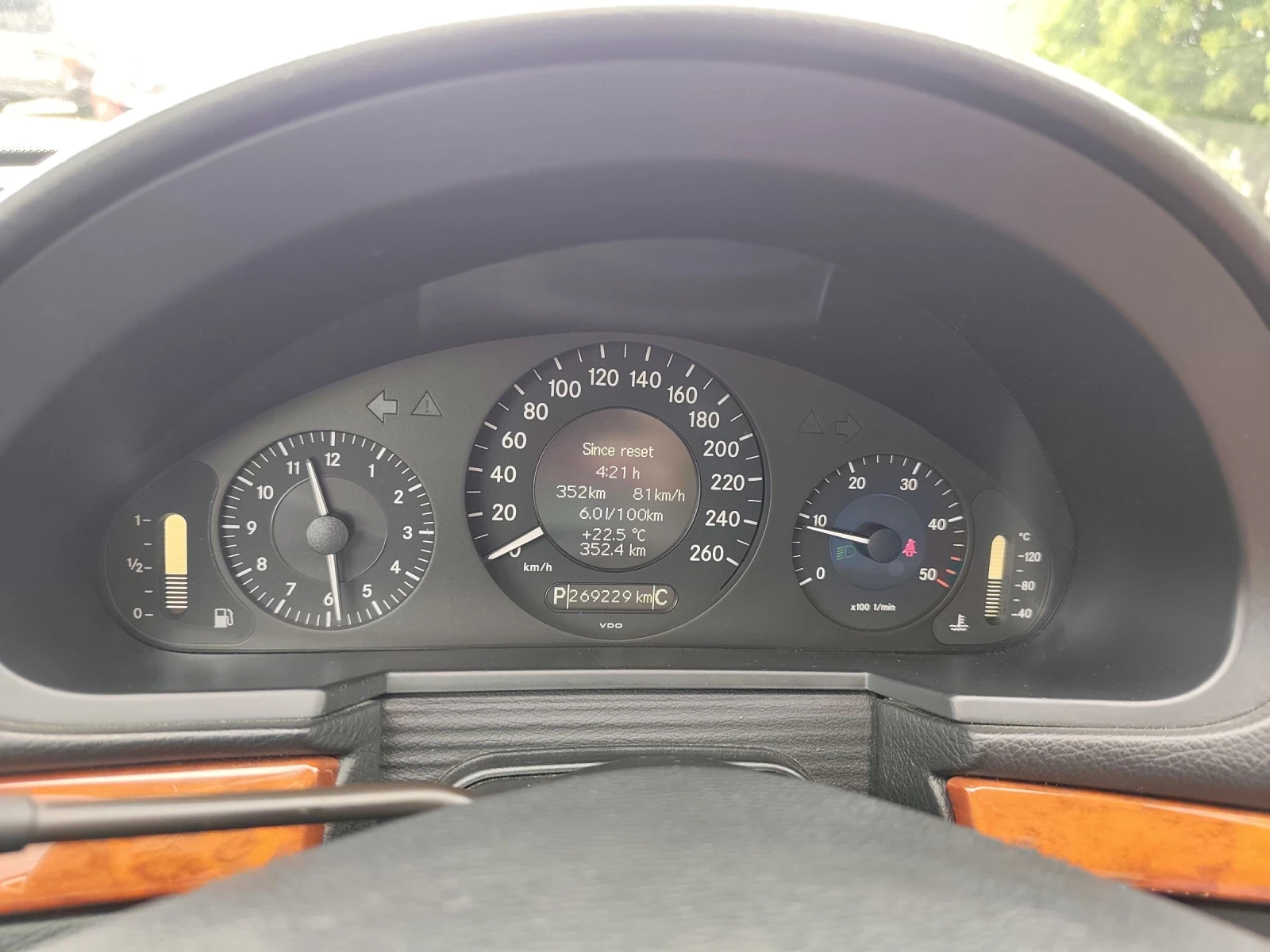 Mercedes-Benz E 220, снимка 13 - Автомобили и джипове - 54659246