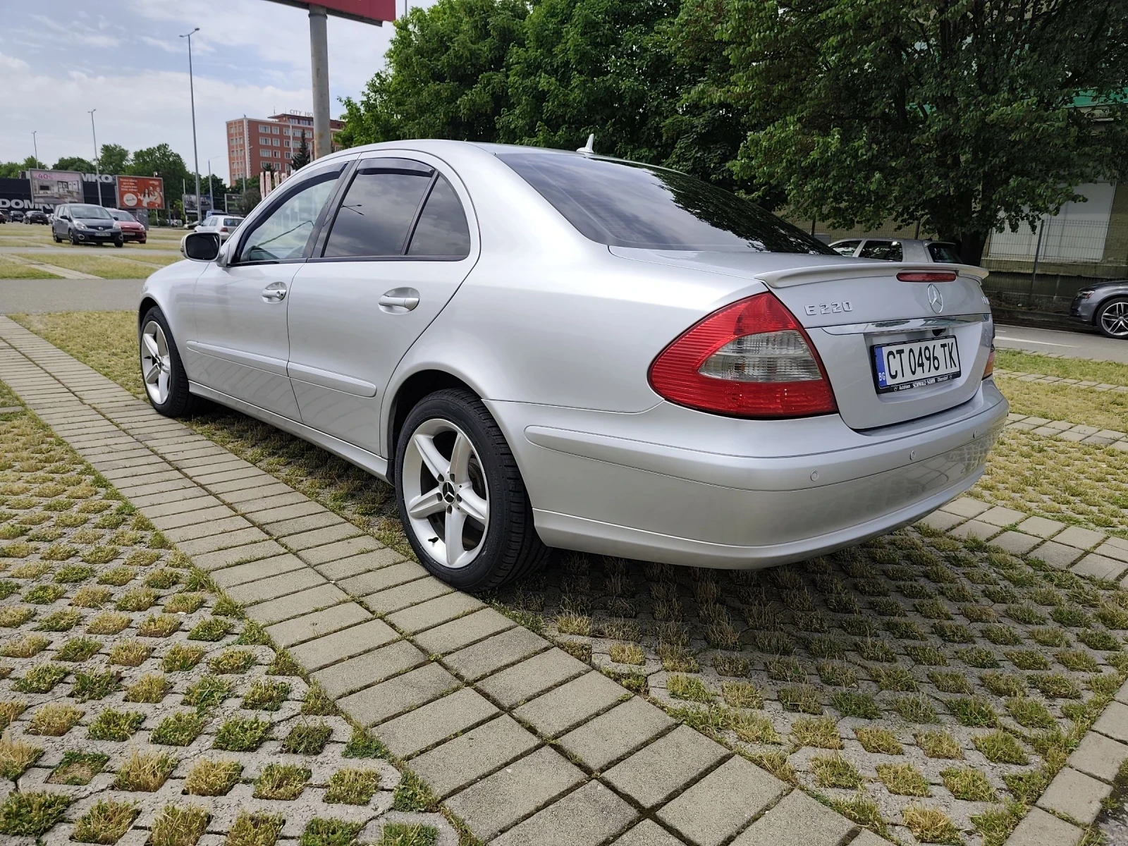 Mercedes-Benz E 220, снимка 3 - Автомобили и джипове - 54659246