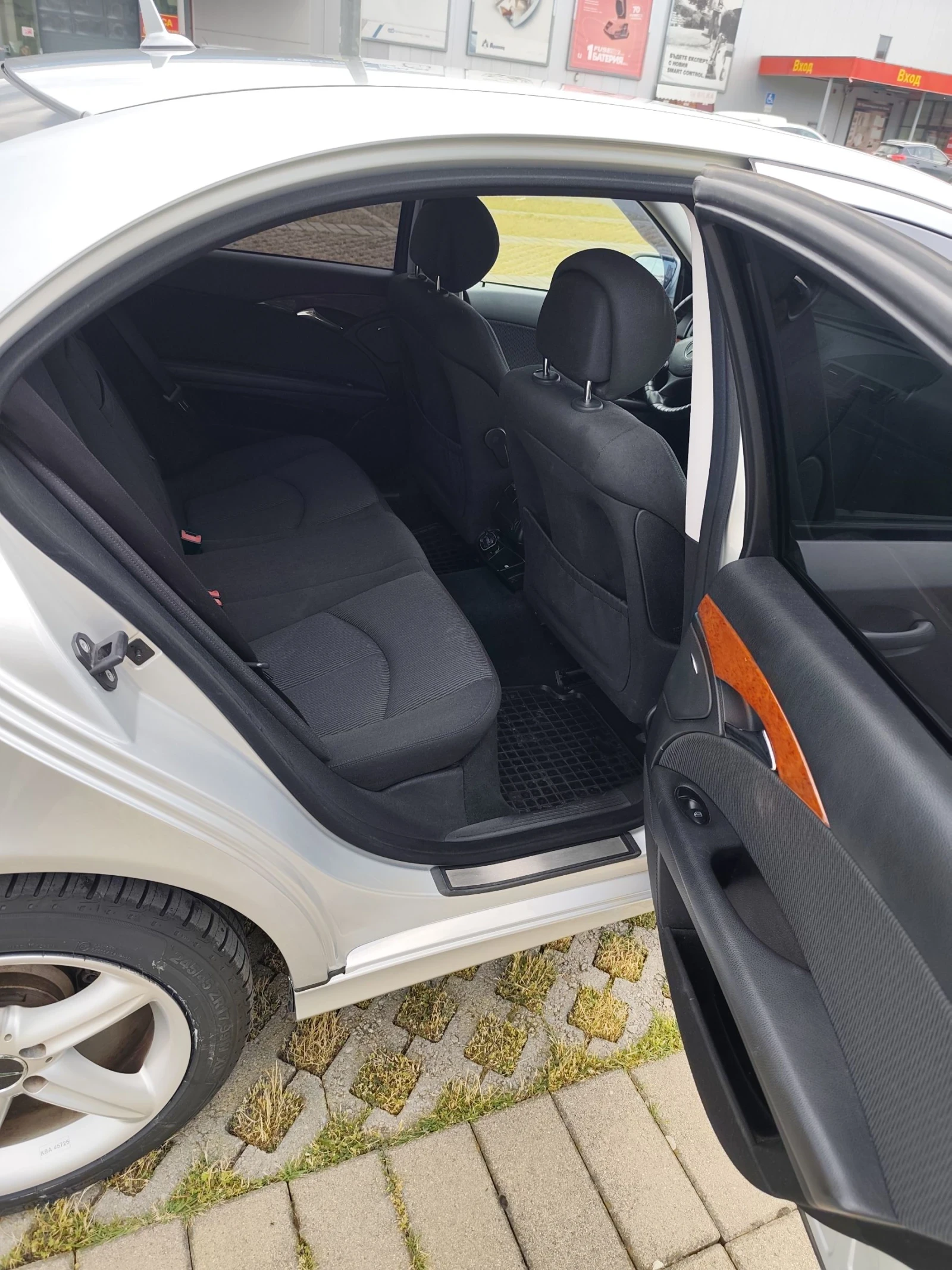 Mercedes-Benz E 220, снимка 6 - Автомобили и джипове - 54659246