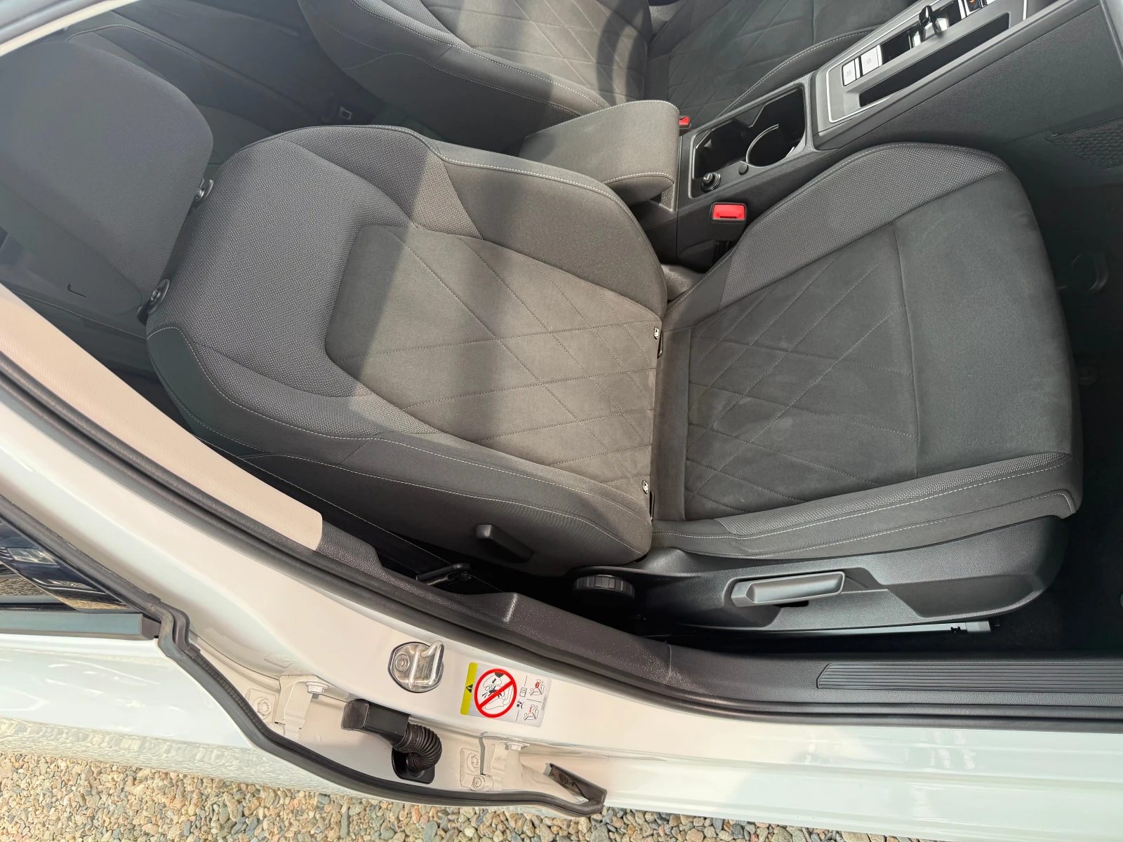 VW Golf 8 * 2.0 tdi* DSG* , снимка 16 - Автомобили и джипове - 54946967