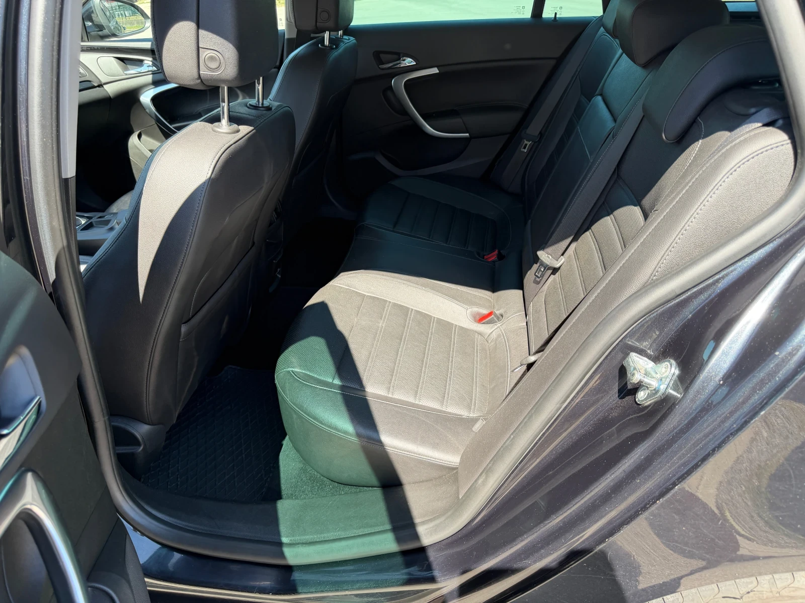 Opel Insignia Cosmo 4x4 Sport Tourer, снимка 14 - Автомобили и джипове - 55464913
