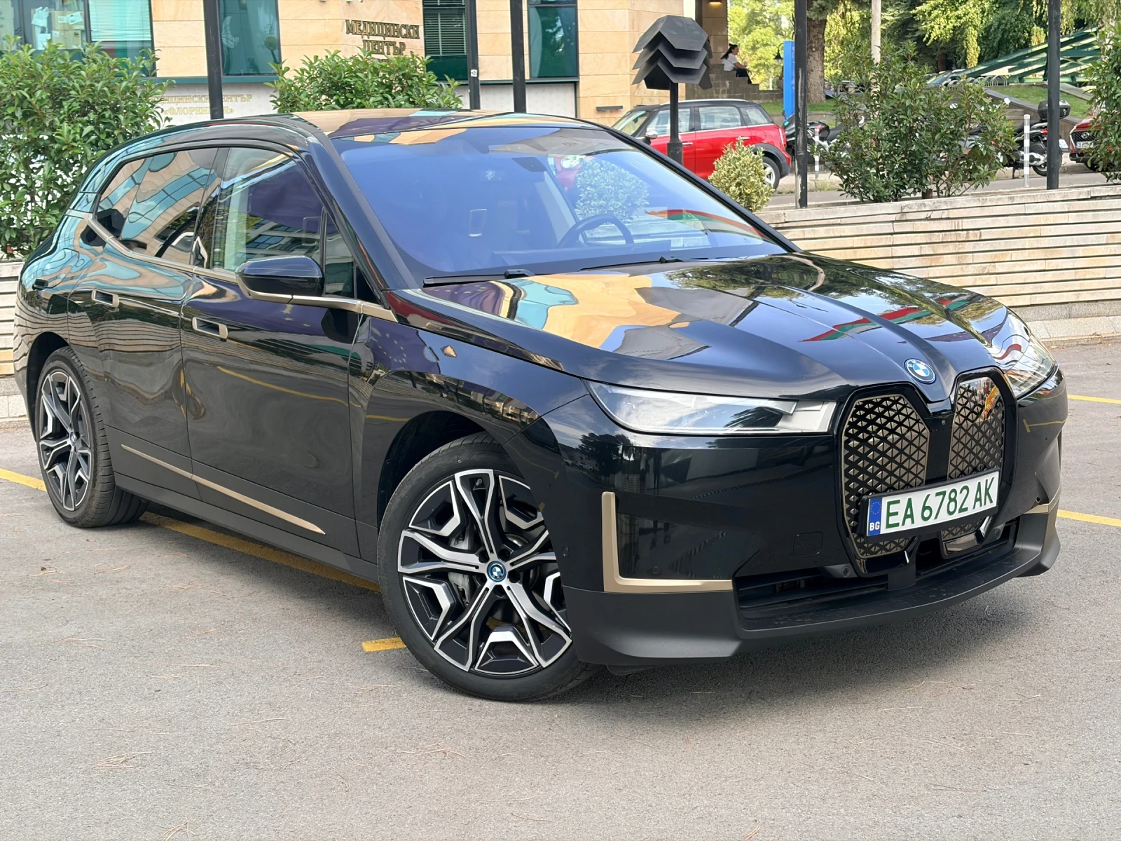 BMW iX 98, 5 SOH!!! Xdrive50* Distronic* Вакуум* 360* , снимка 2 - Автомобили и джипове - 55873851
