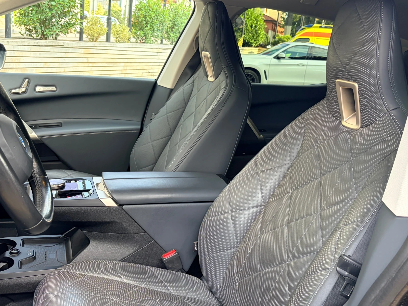BMW iX 98, 5 SOH!!! Xdrive50* Distronic* Вакуум* 360* , снимка 11 - Автомобили и джипове - 55873851