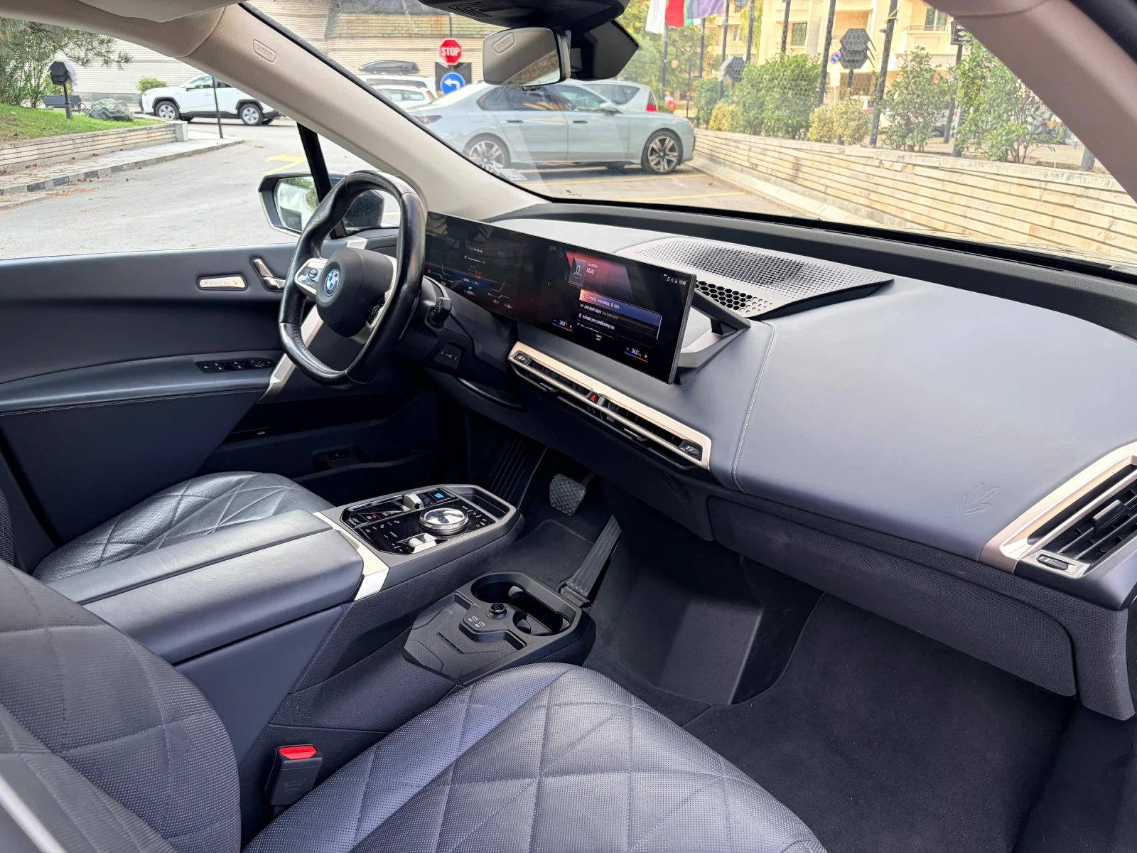 BMW iX 98, 5 SOH!!! Xdrive50* Distronic* Вакуум* 360* , снимка 6 - Автомобили и джипове - 55873851
