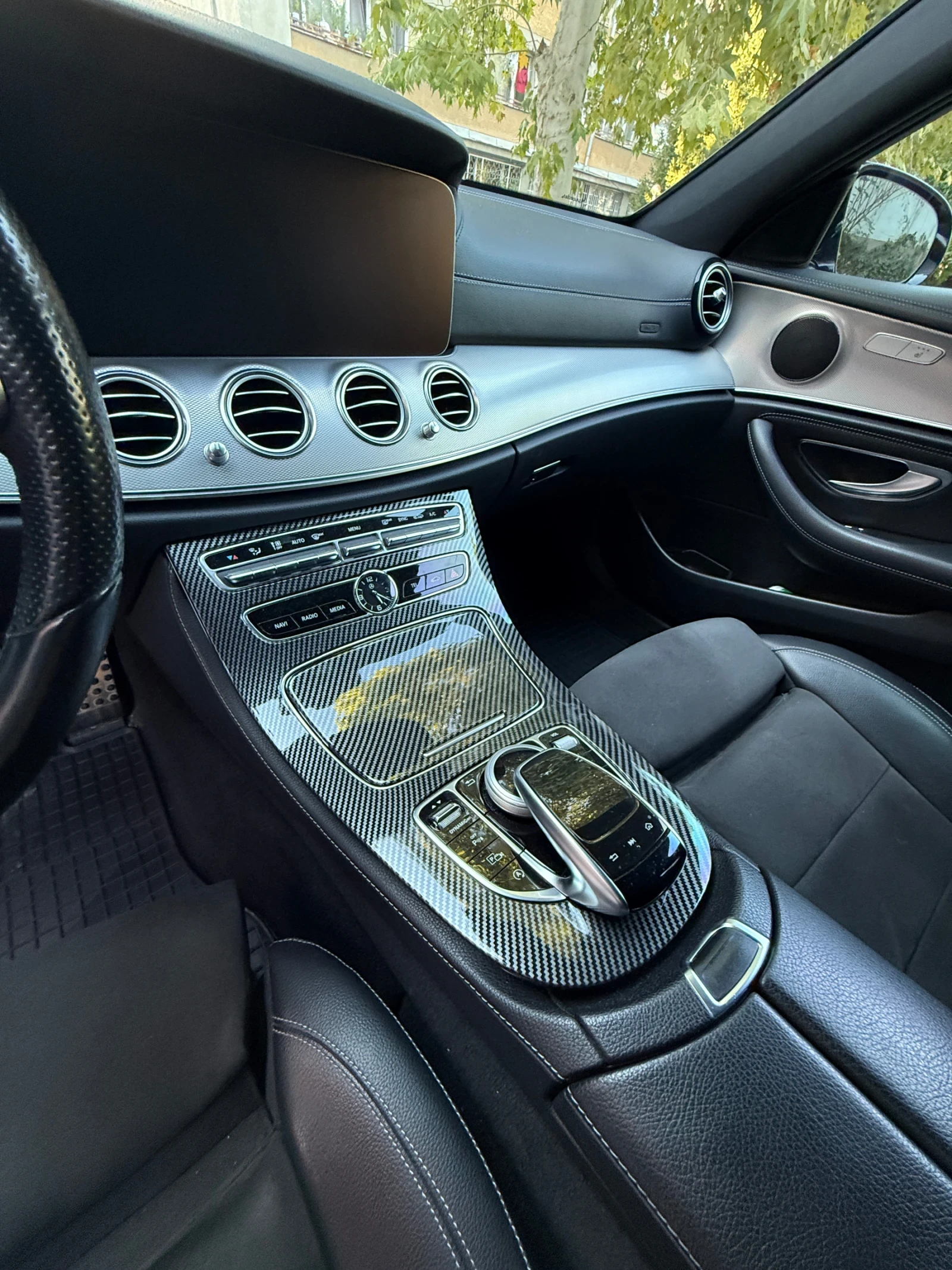 Mercedes-Benz E 220 Premium Estate, 4 Matic, AMG Line, HUD, снимка 13 - Автомобили и джипове - 56369829