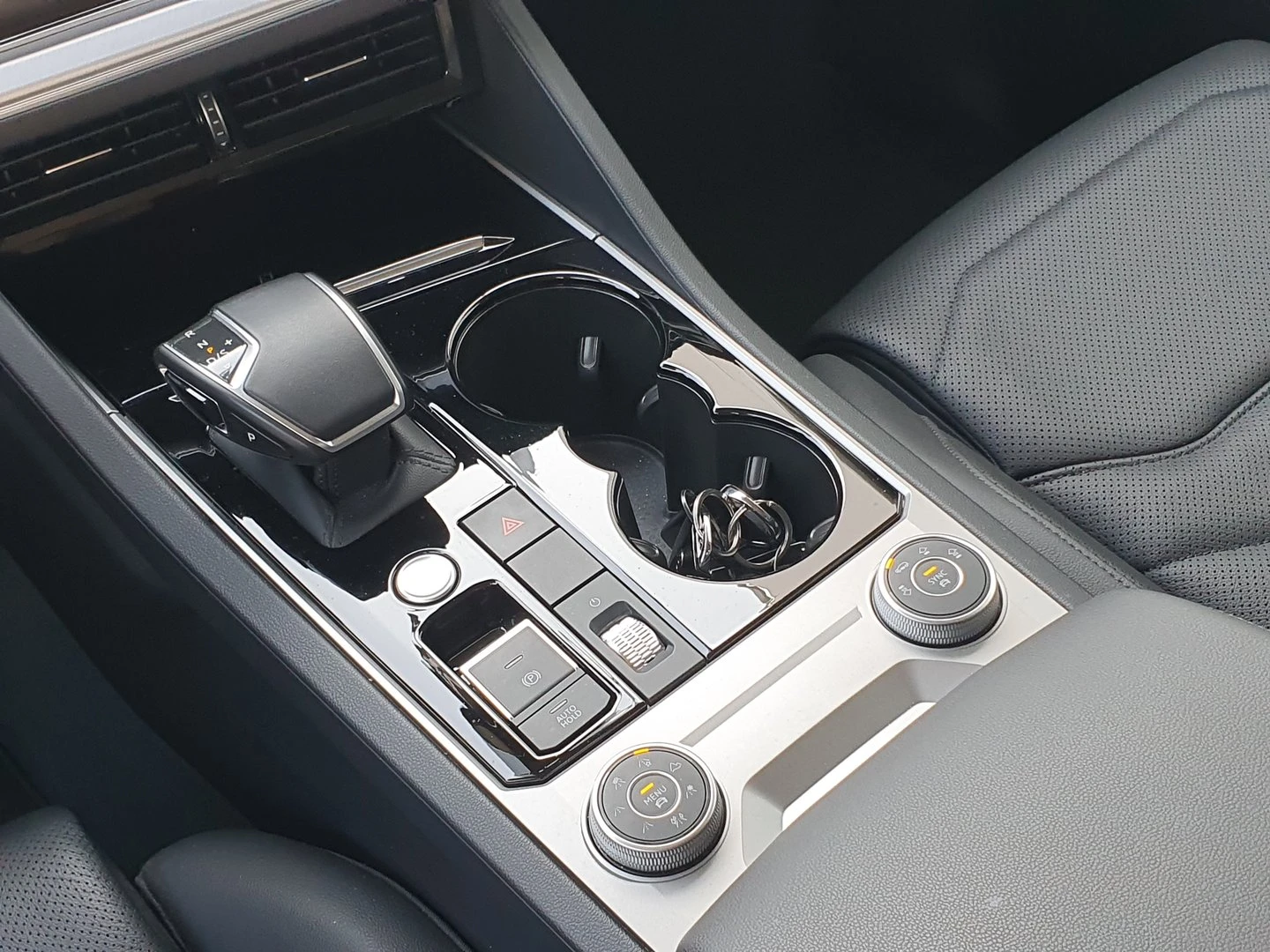 VW Touareg, снимка 16 - Автомобили и джипове - 54682050