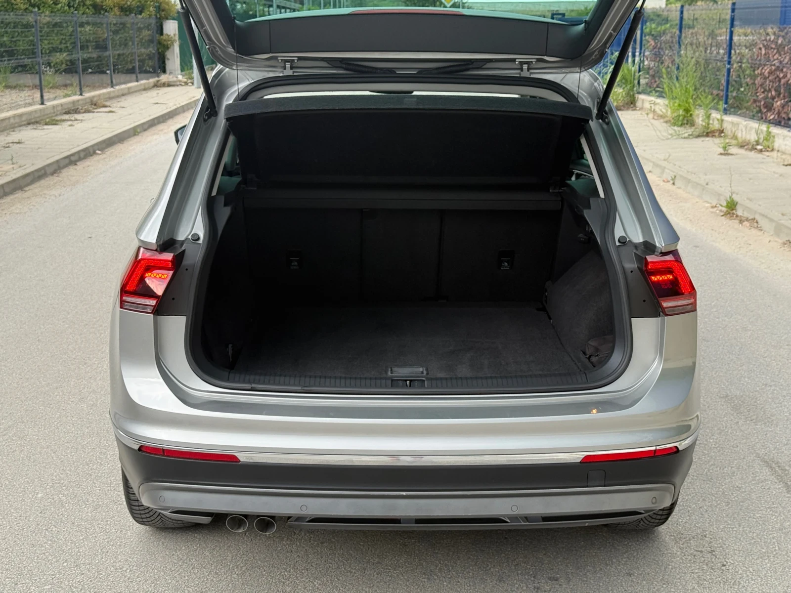 VW Tiguan 2.0 TDI STYLE/DSG/DIGITAL COCKPIT/DISTRONIC/LED, снимка 5 - Автомобили и джипове - 54753200