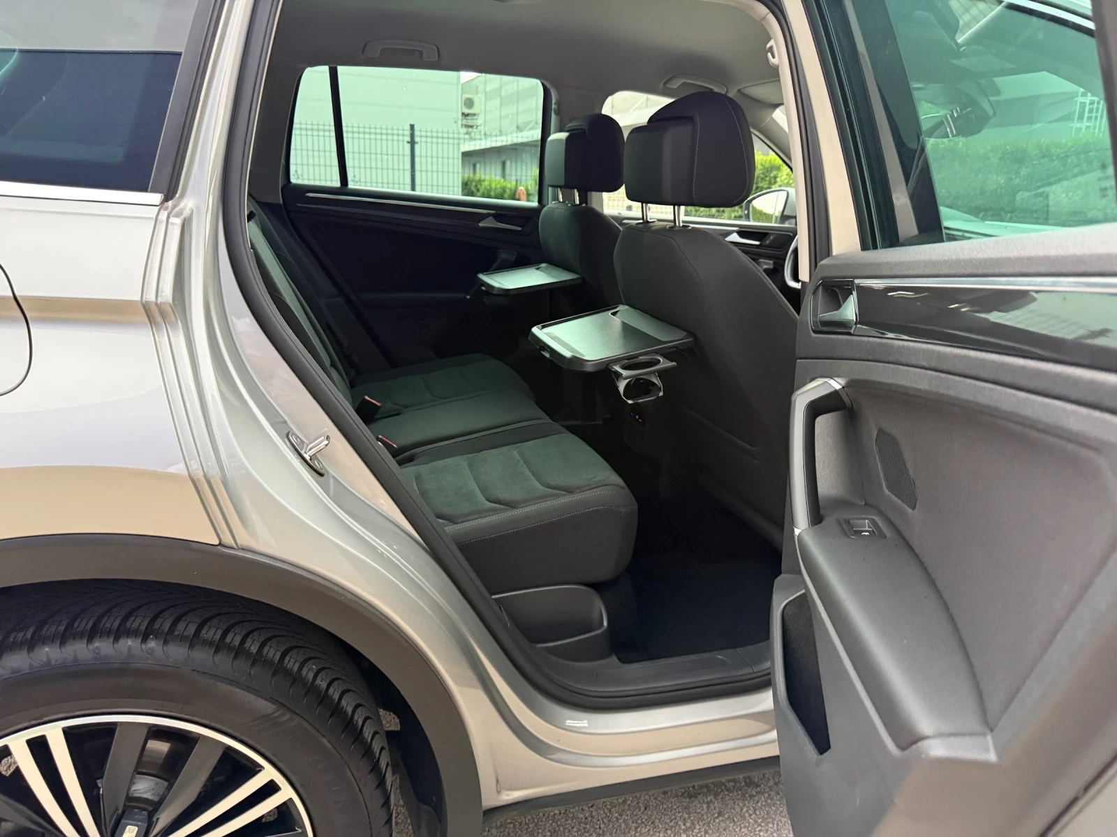 VW Tiguan 2.0 TDI STYLE/DSG/DIGITAL COCKPIT/DISTRONIC/LED, снимка 12 - Автомобили и джипове - 54753200