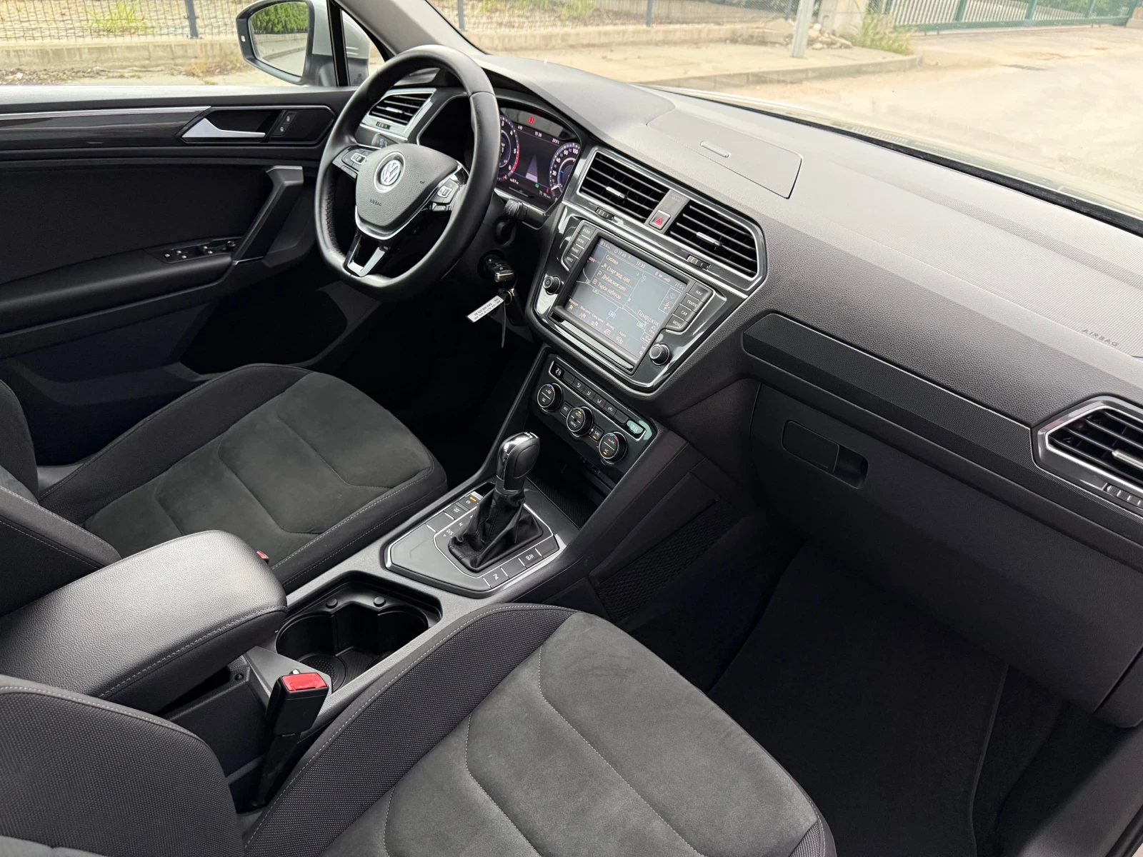 VW Tiguan 2.0 TDI STYLE/DSG/DIGITAL COCKPIT/DISTRONIC/LED, снимка 10 - Автомобили и джипове - 54753200
