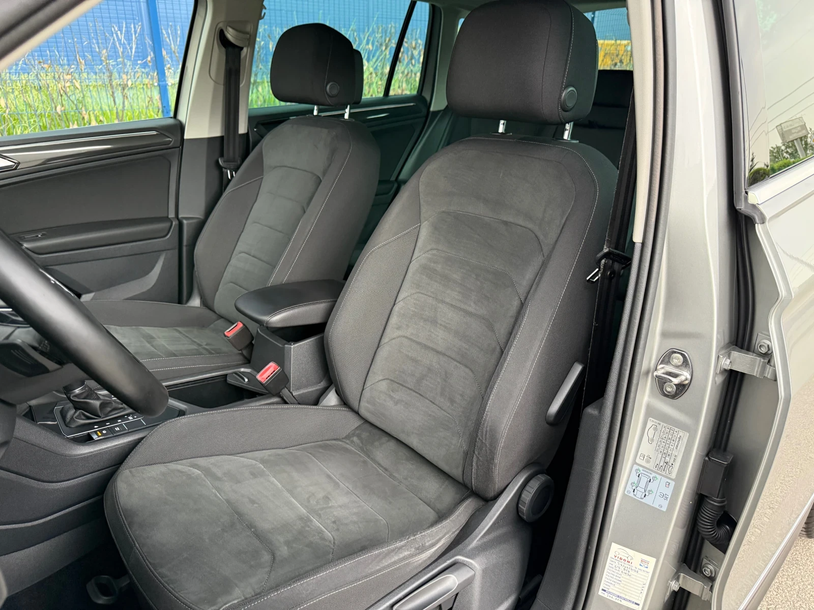 VW Tiguan 2.0 TDI STYLE/DSG/DIGITAL COCKPIT/DISTRONIC/LED, снимка 8 - Автомобили и джипове - 54753200