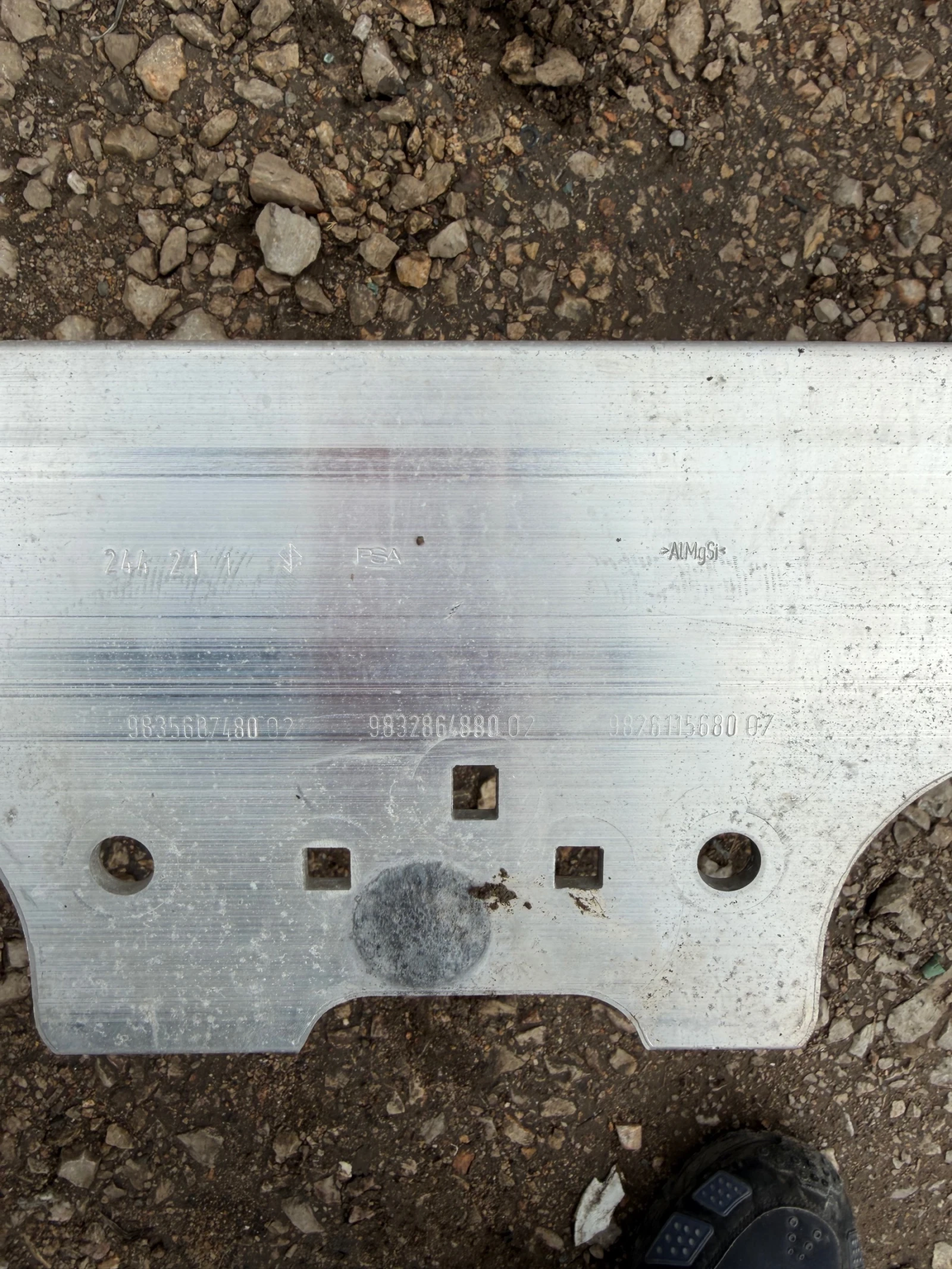 Citroen C4 2021г Peogeot 2008 Opel Mokka 983286488 основа предна броня, снимка 2 - Части - 54060528