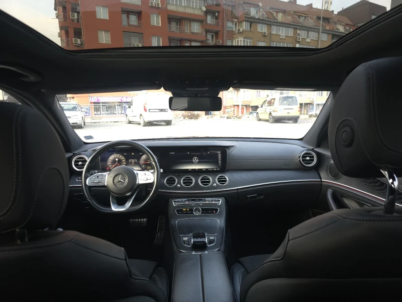 Mercedes-Benz E 220 AMG/DIGIATL/CAM/AMBI/CAR PLAY/ПОДГРЕВ, снимка 4 - Автомобили и джипове - 48457836