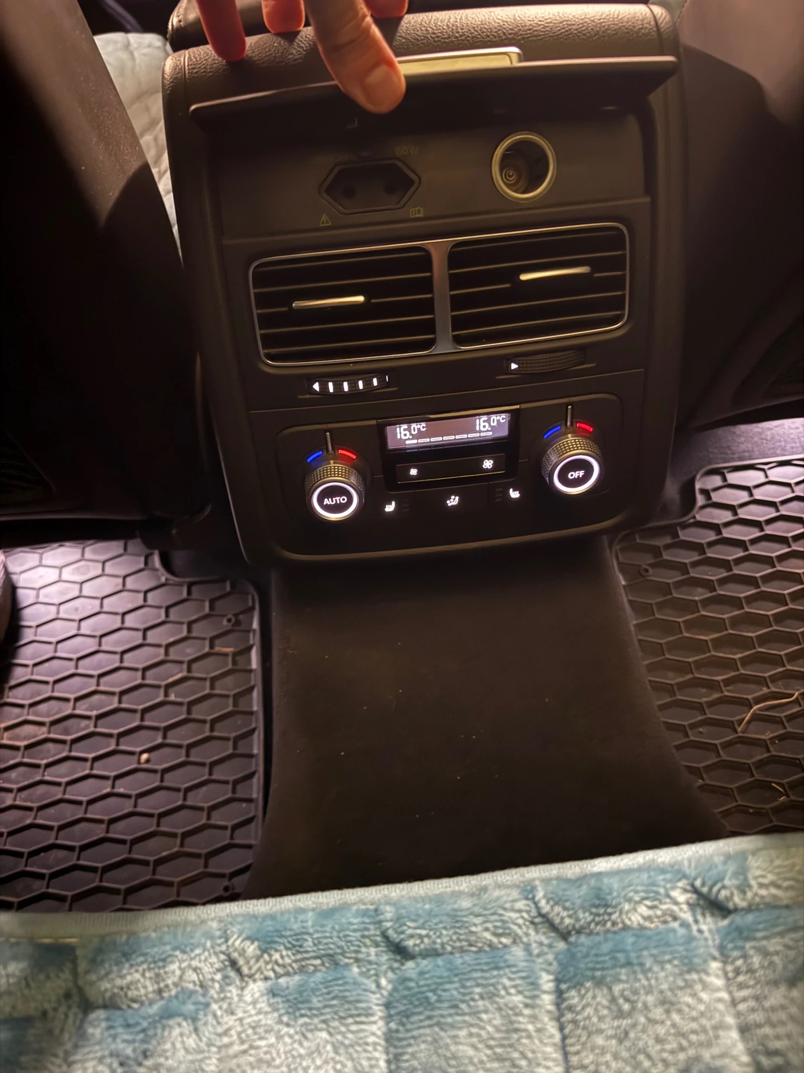 VW Touareg EXECUTIVE EDITION, снимка 8 - Автомобили и джипове - 56536880