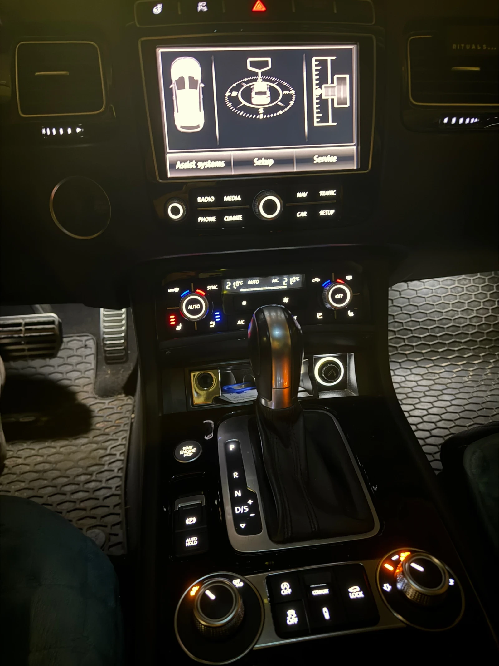 VW Touareg EXECUTIVE EDITION, снимка 10 - Автомобили и джипове - 56536880