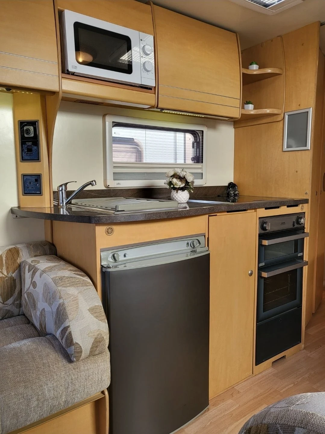 Каравана Други Bailey Olympus, снимка 7 - Каравани и кемпери - 56643015