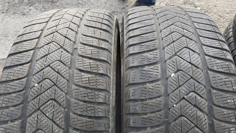 Гуми Зимни 245/45R18, снимка 1 - Гуми и джанти - 27725437