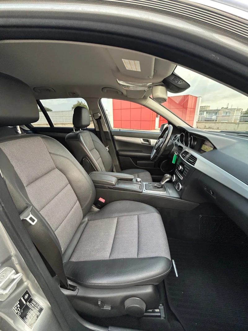 Mercedes-Benz C 180 Бензин // Avantgarde // 7G , снимка 12 - Автомобили и джипове - 51927753