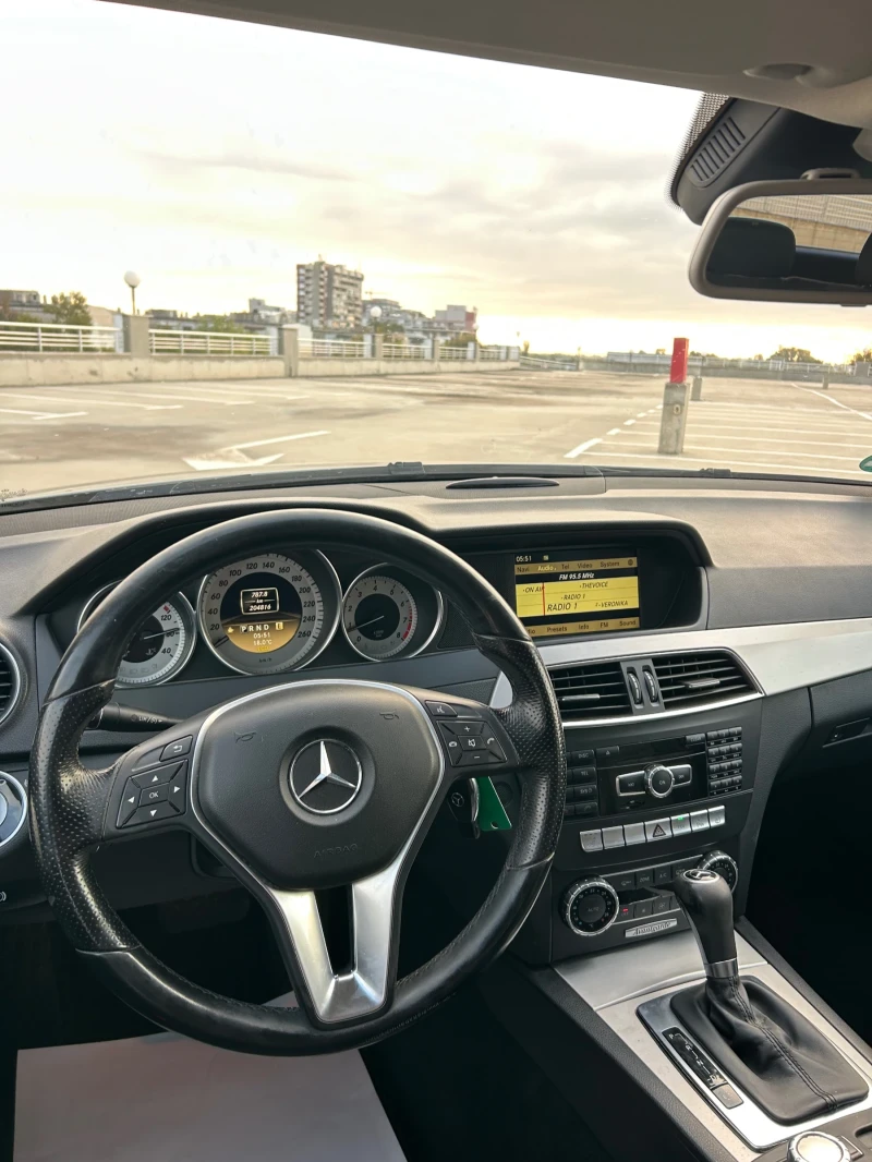 Mercedes-Benz C 180 Бензин // Avantgarde // 7G , снимка 11 - Автомобили и джипове - 51927753