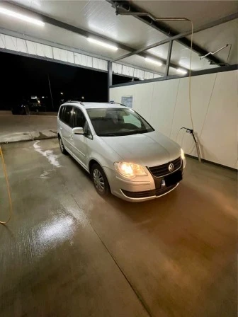 VW Touran 2.0, снимка 2 - Автомобили и джипове - 54975610