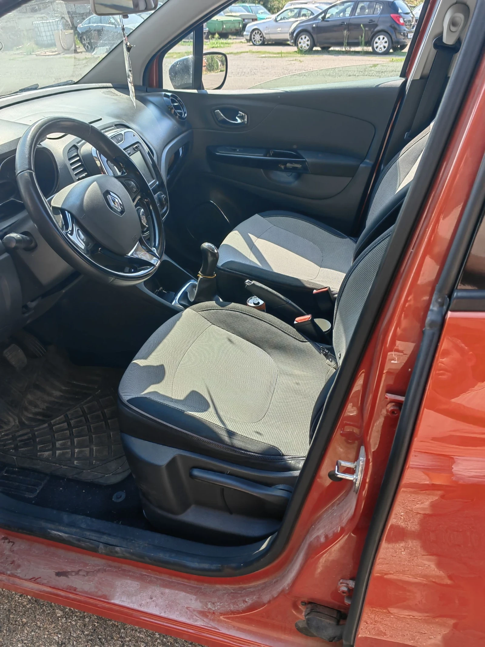 Renault Captur, снимка 6 - Автомобили и джипове - 55832561