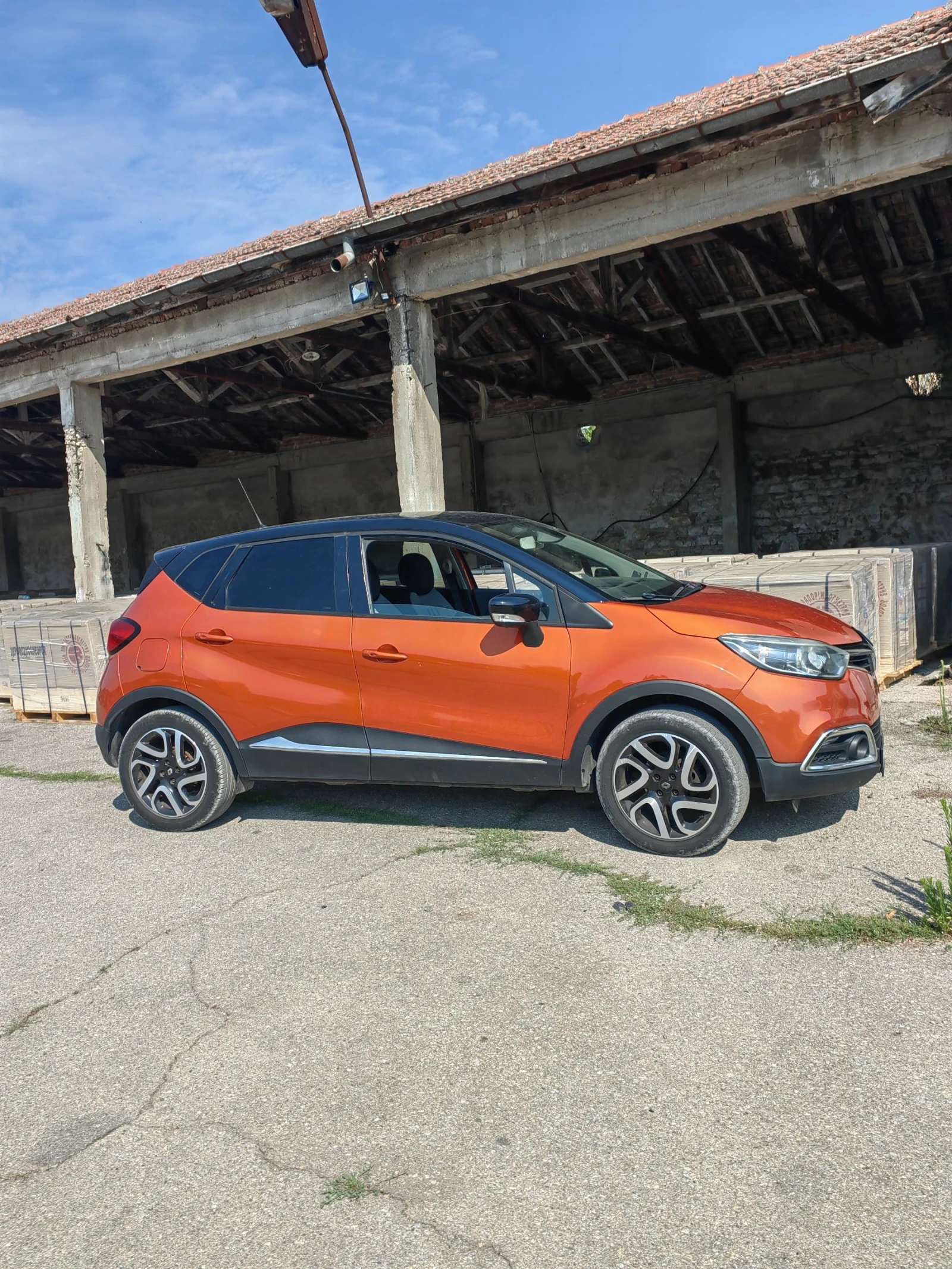 Renault Captur, снимка 2 - Автомобили и джипове - 55832561