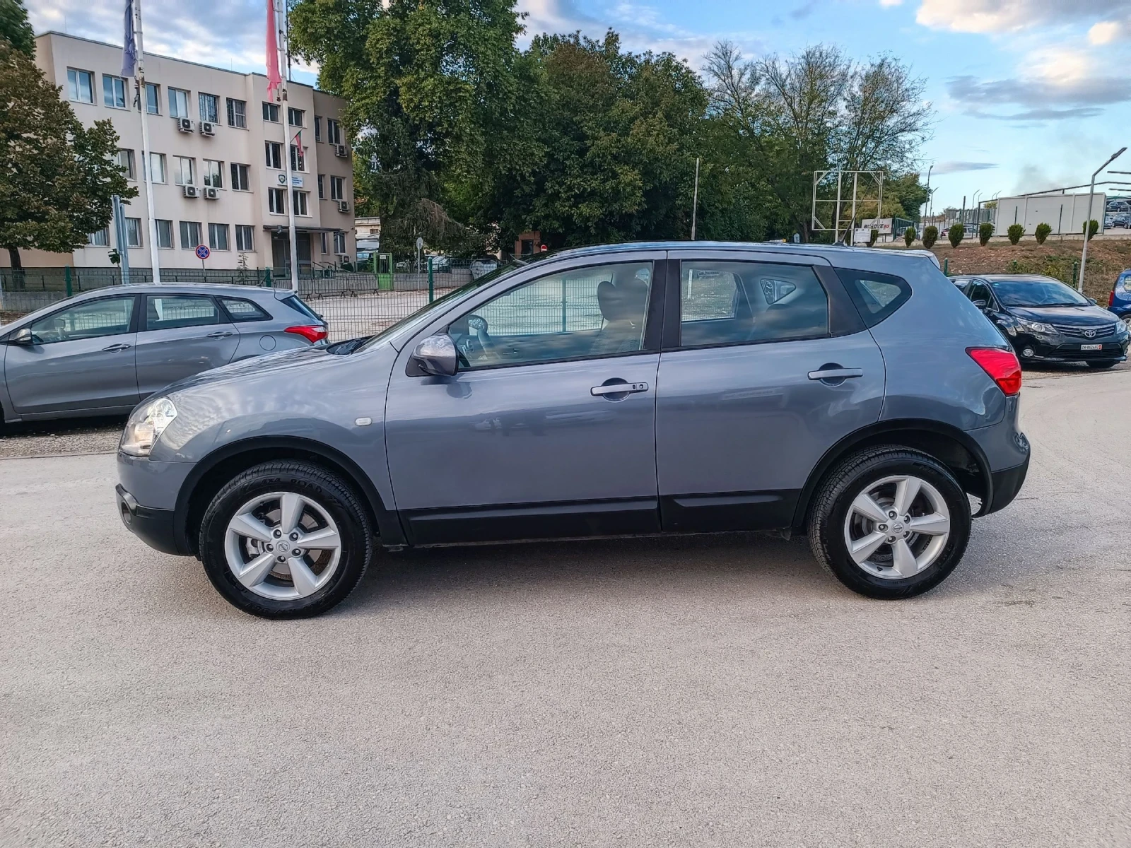 Nissan Qashqai 2.0i-141кс-ШВЕЙЦАРИЯ-4Х4-6ск-KEYLESS-NAVI - изображение 6