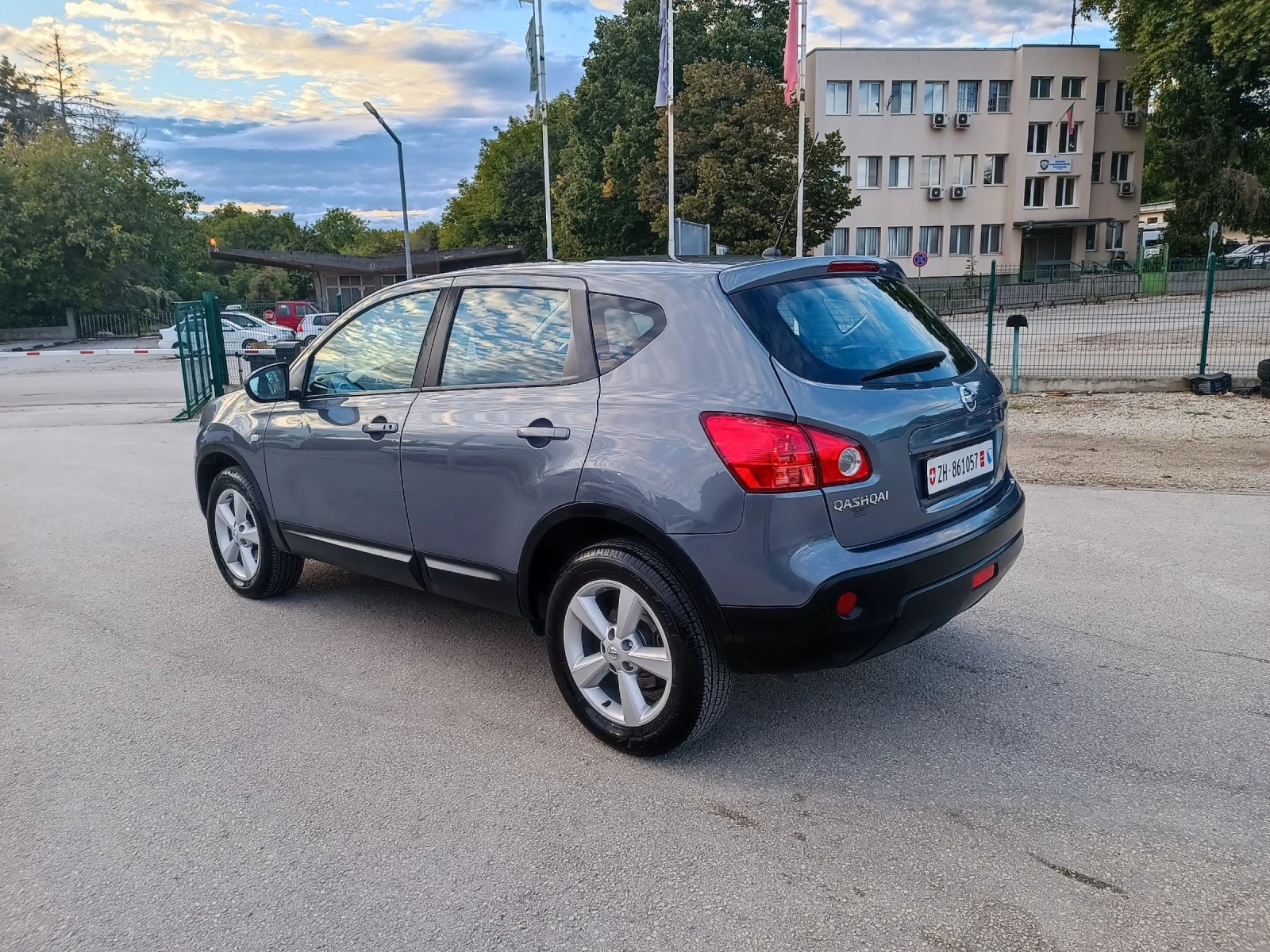 Nissan Qashqai 2.0i-141кс-ШВЕЙЦАРИЯ-4Х4-6ск-KEYLESS-NAVI - изображение 5